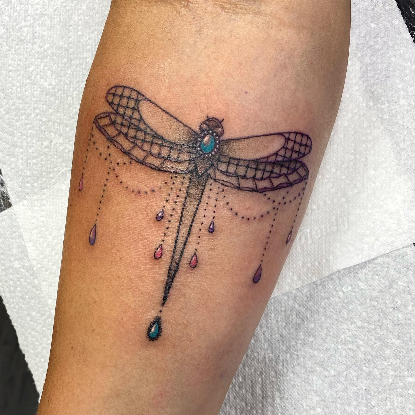Tatuaje de libélula artística