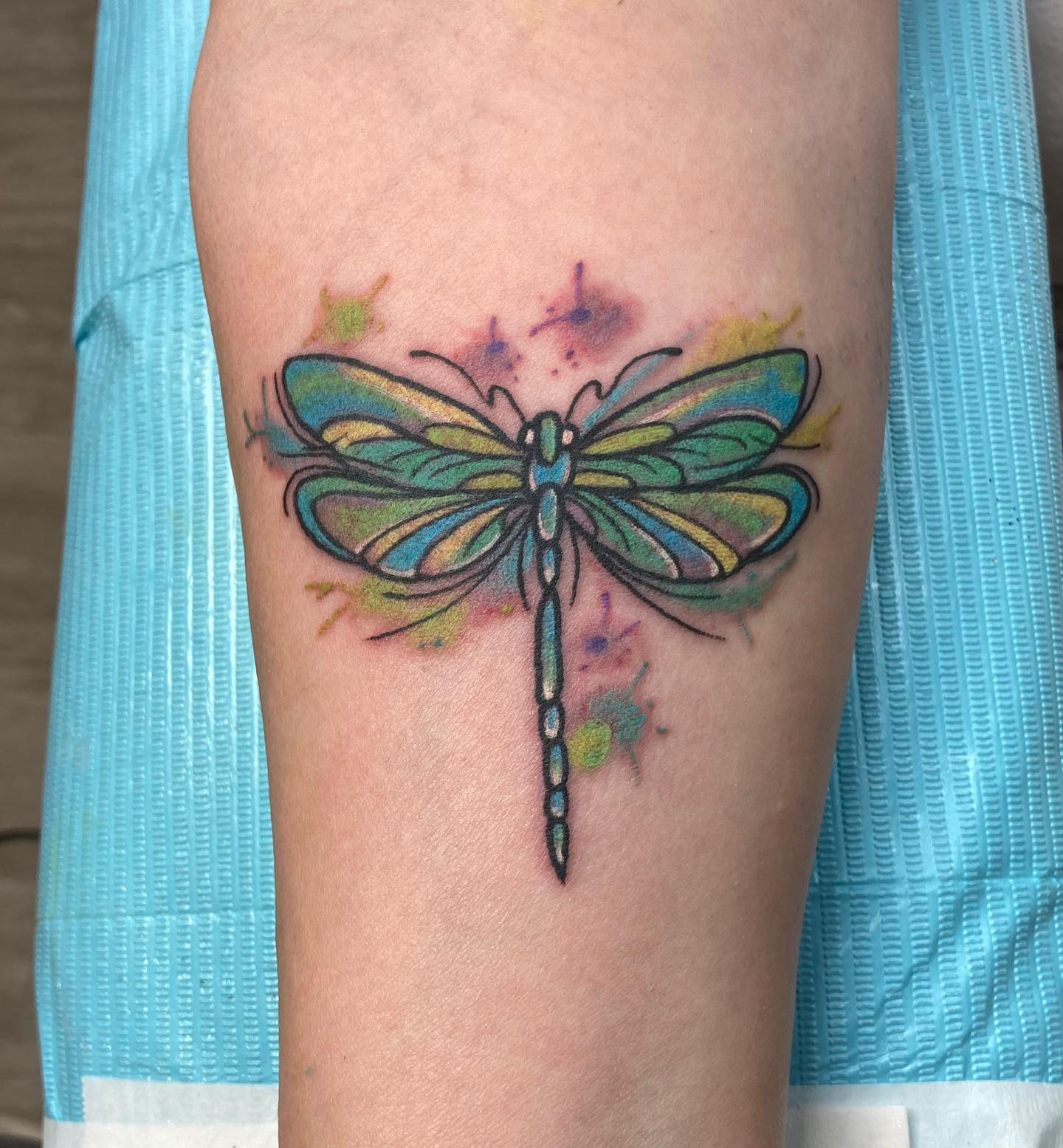 Tatuaje de libélula azul brillante