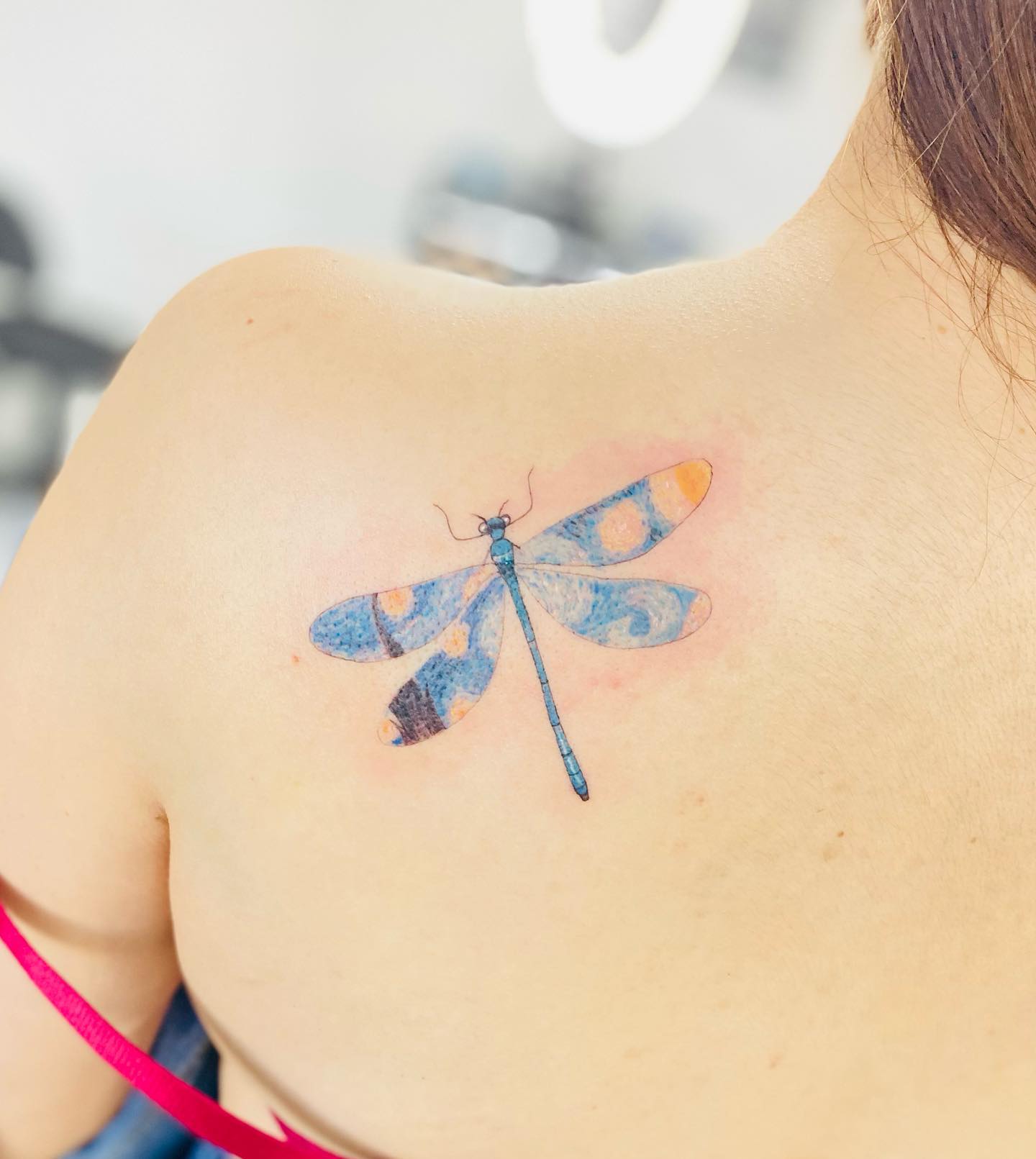 Tatuaje de Libélula Azul en la Espalda