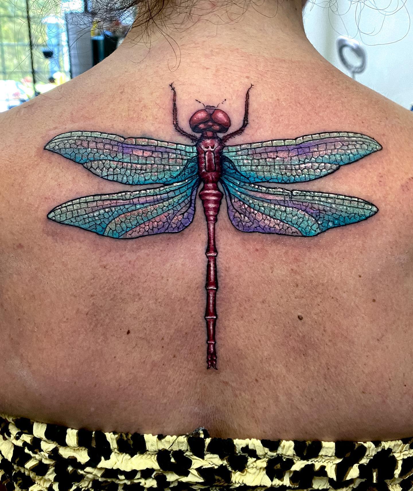 Tatuaje de libélula azul para mujeres