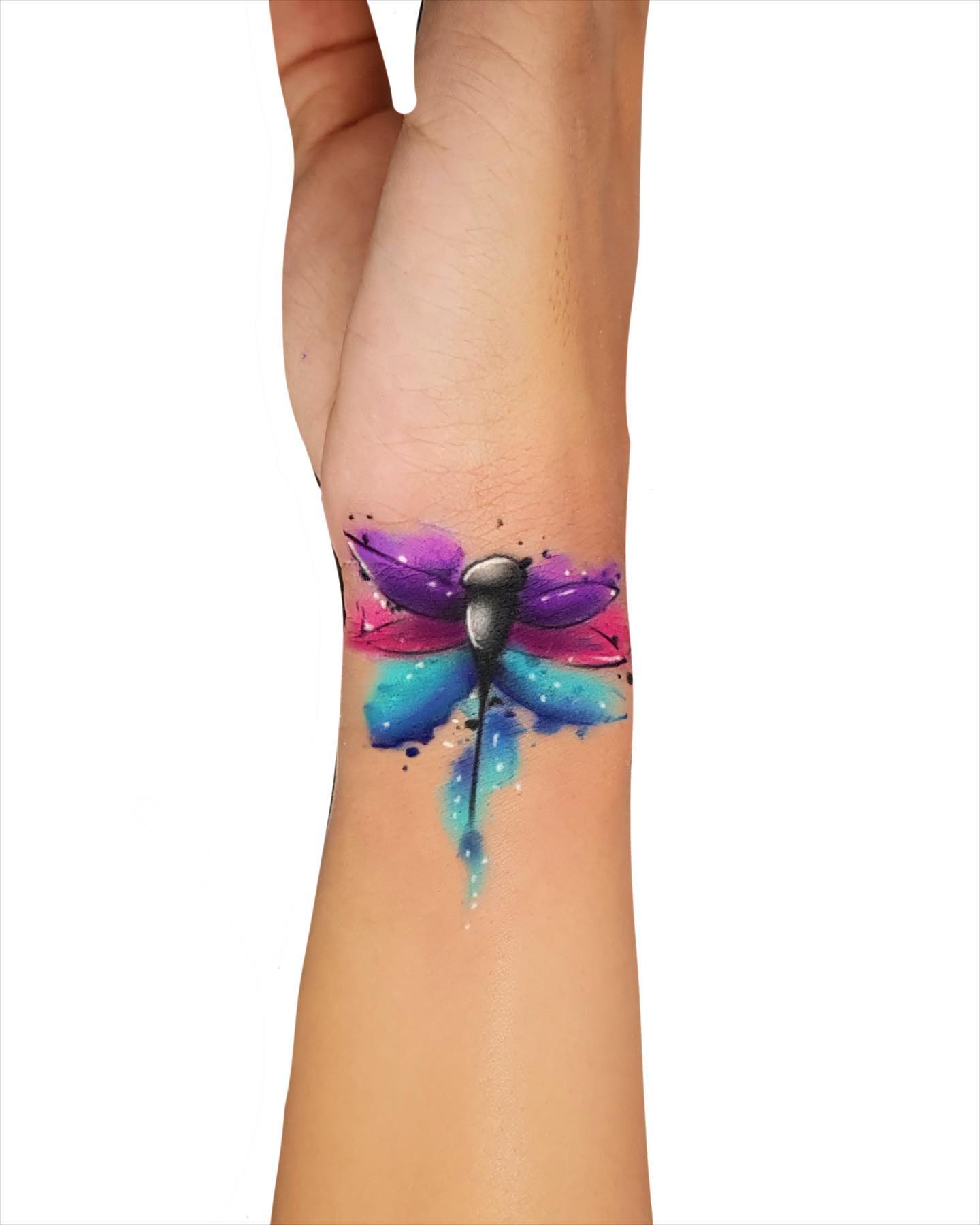 Tatuaje de libélula con salpicadura de color