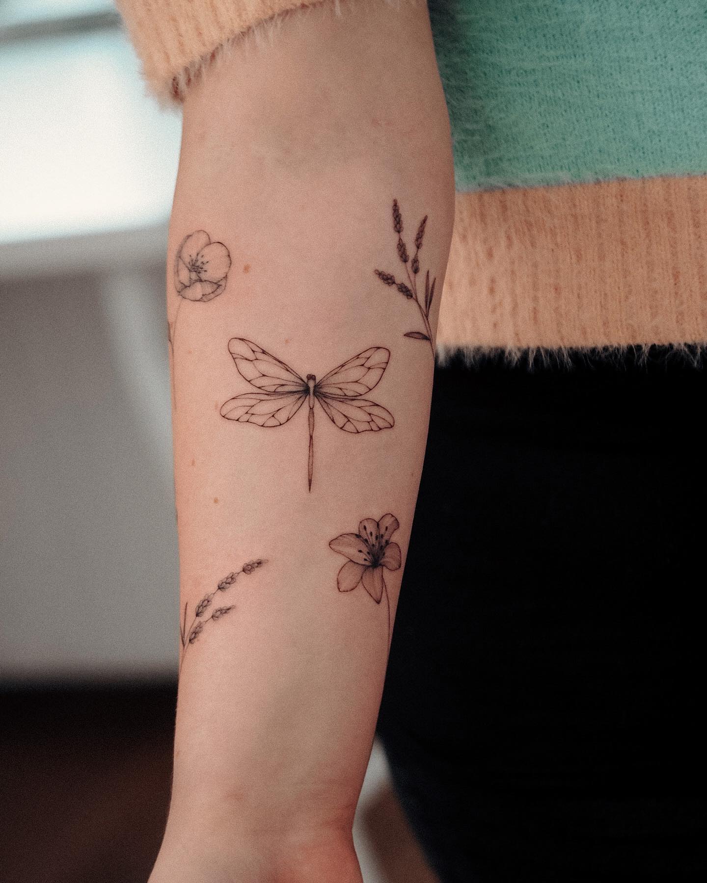 Tatuaje de libélula en el antebrazo