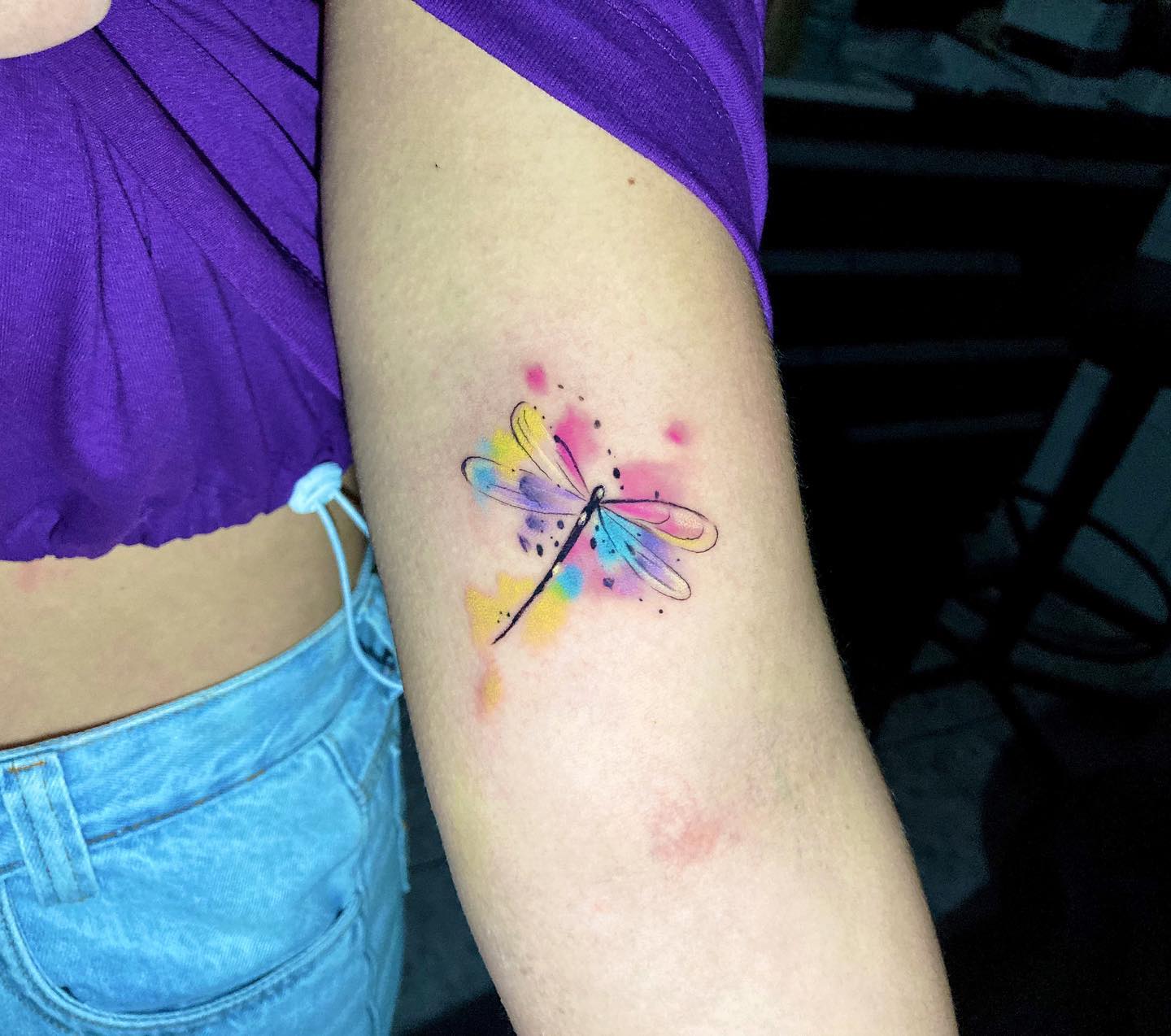 Tatuaje de libélula fresca y colorida