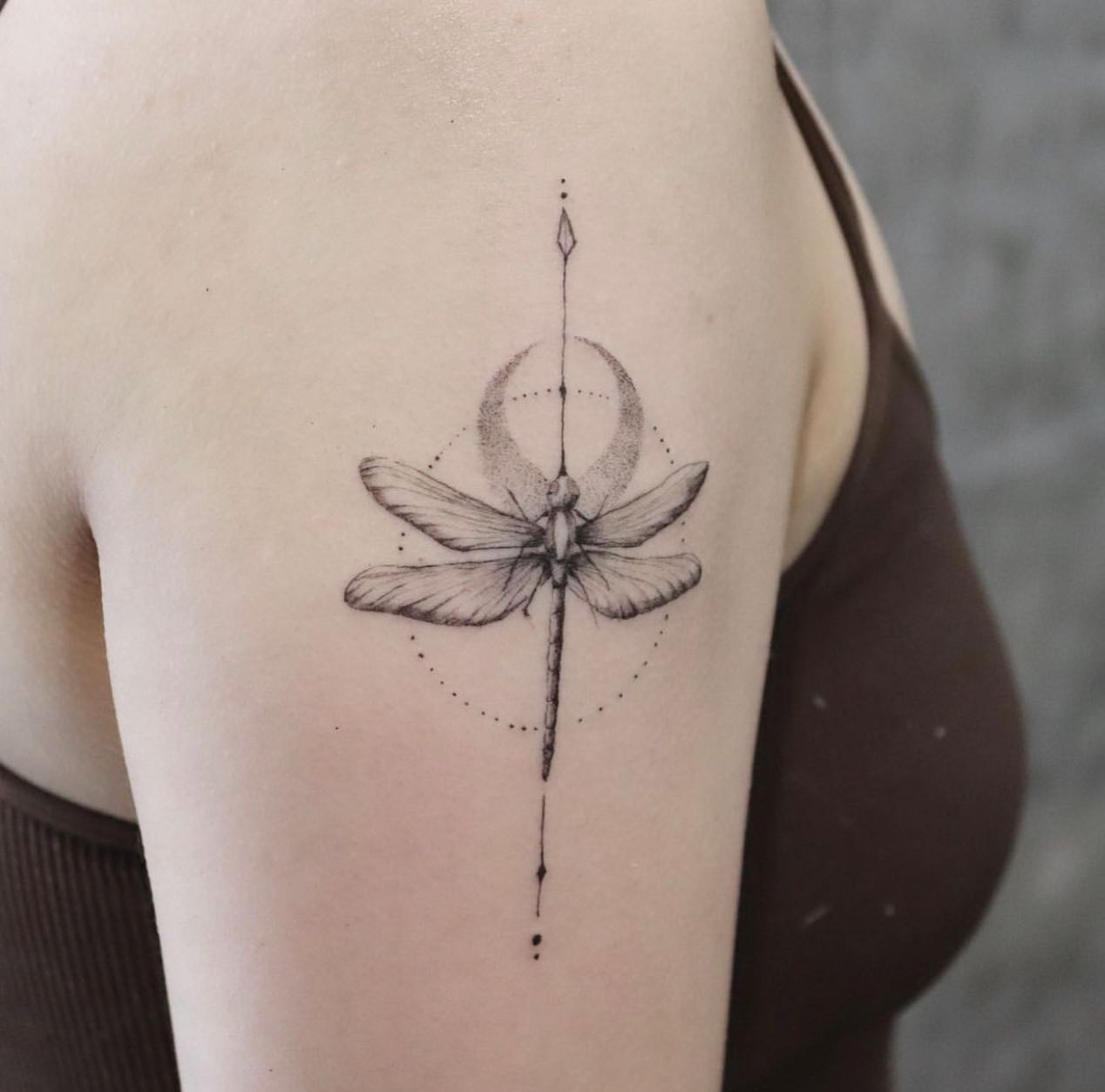 Tatuaje de libélula fresco en el hombro