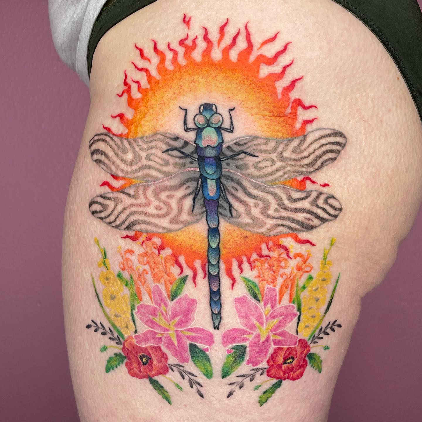 Tatuaje de Libélula Grande y Colorida
