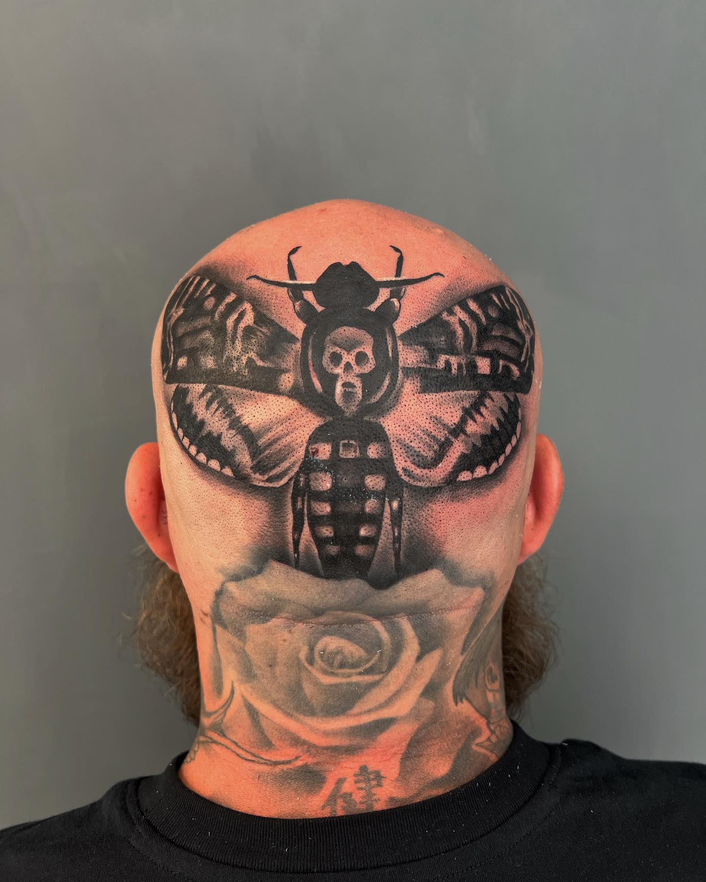 Tatuaje de Mariposa Negra en la Cabeza