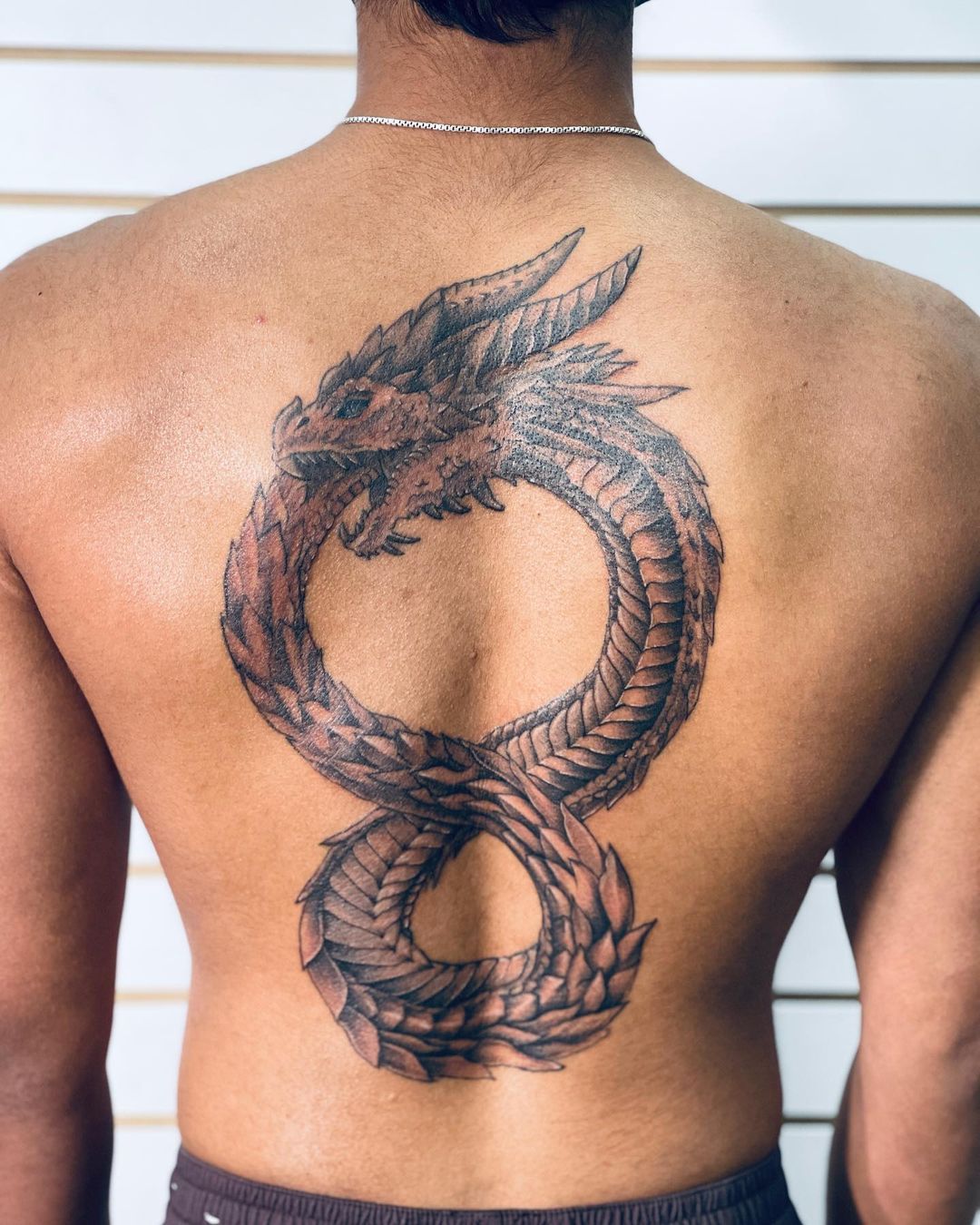 Tatuaje de Ouroboros de espalda dominante
