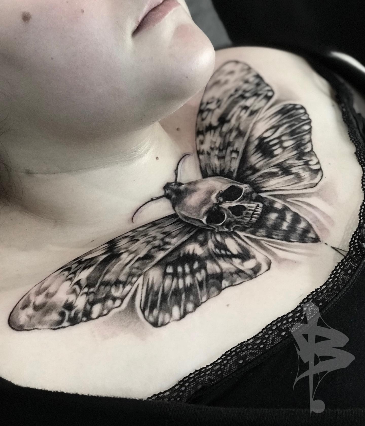 Tatuaje de pecho de una mariposa gigante y negra