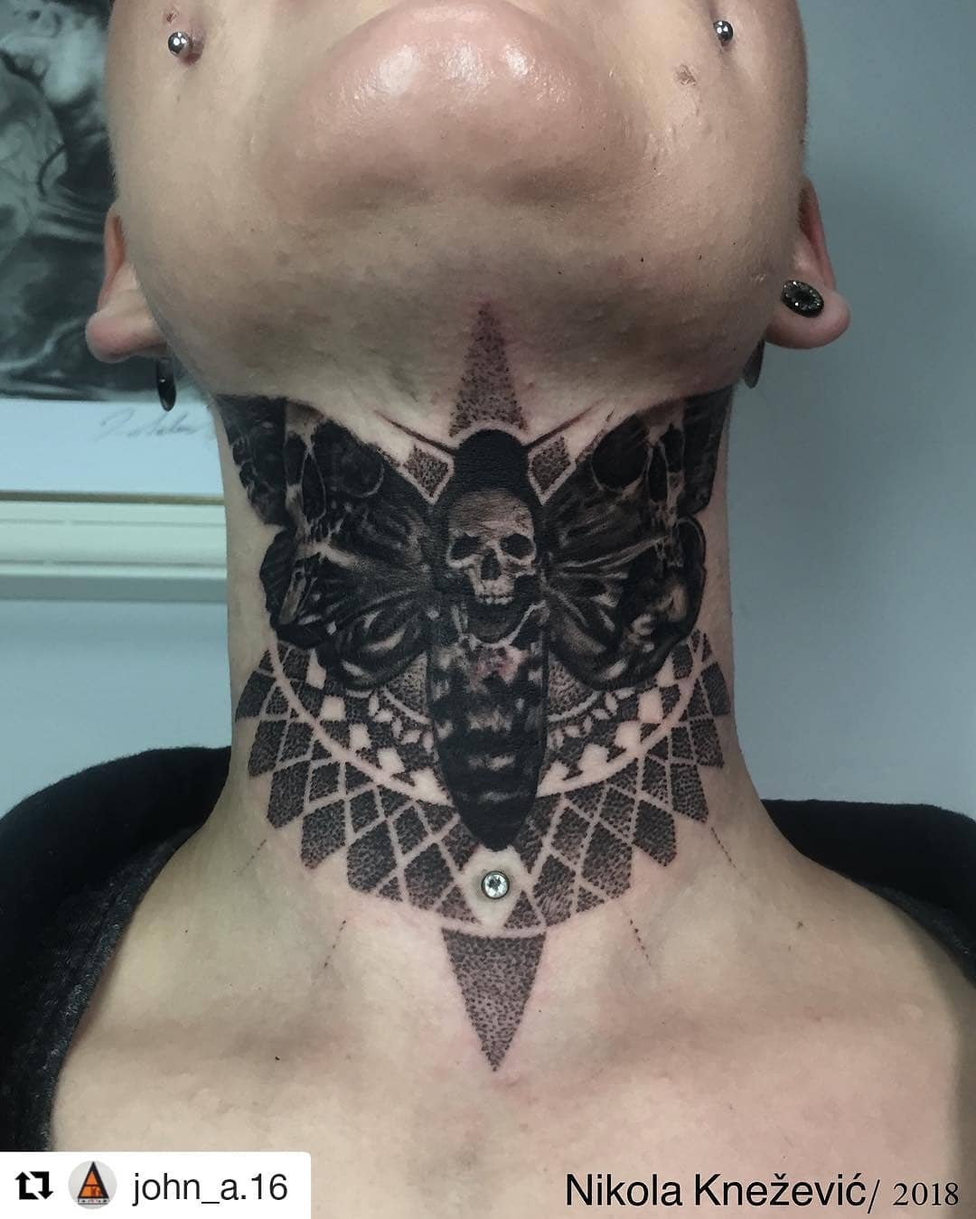 Tatuaje de Polilla de Cuello Grande y Negro
