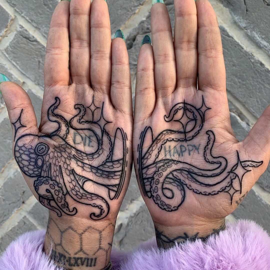 Tatuaje de pulpo en las palmas