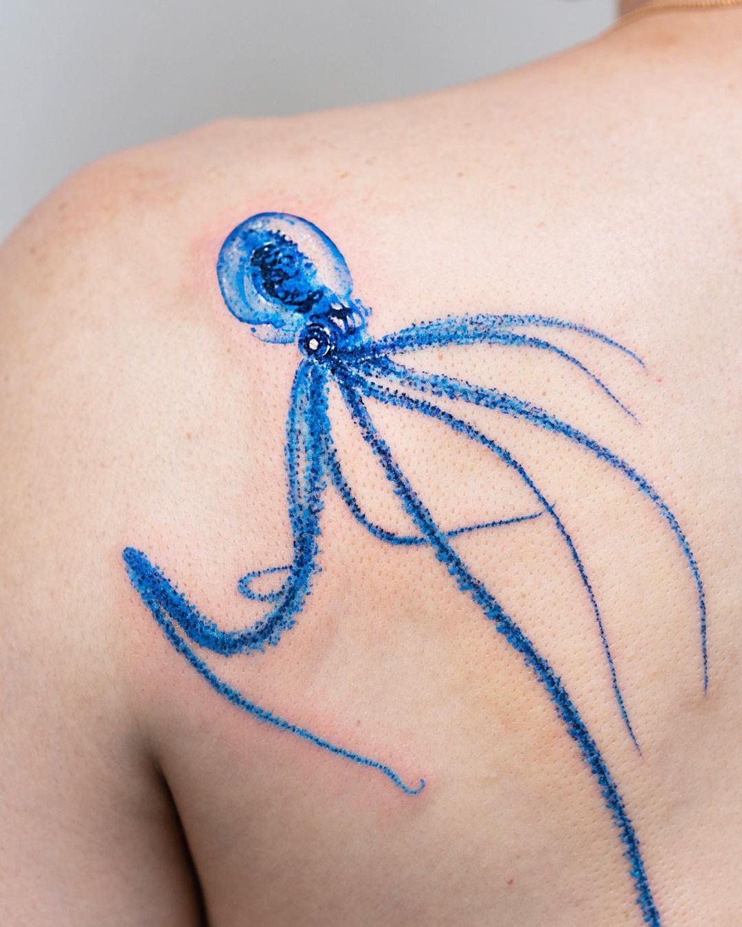 Tatuaje de pulpo largo y azul