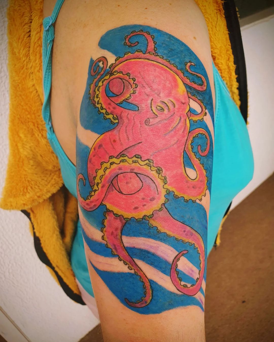 Tatuaje de pulpo neo tradicional.