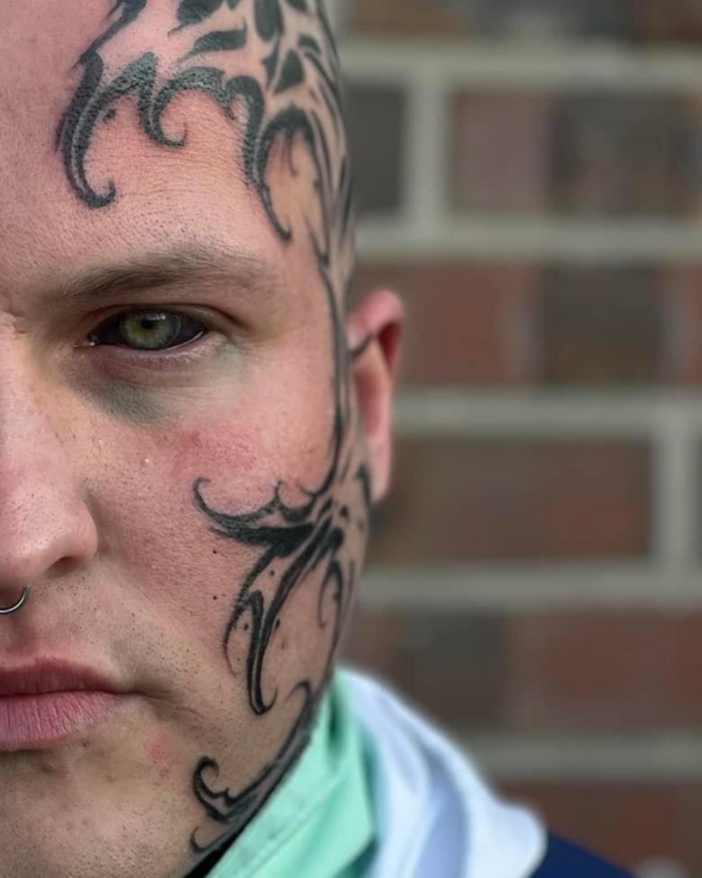 Tatuaje de Rostro Aterrador y Misterioso