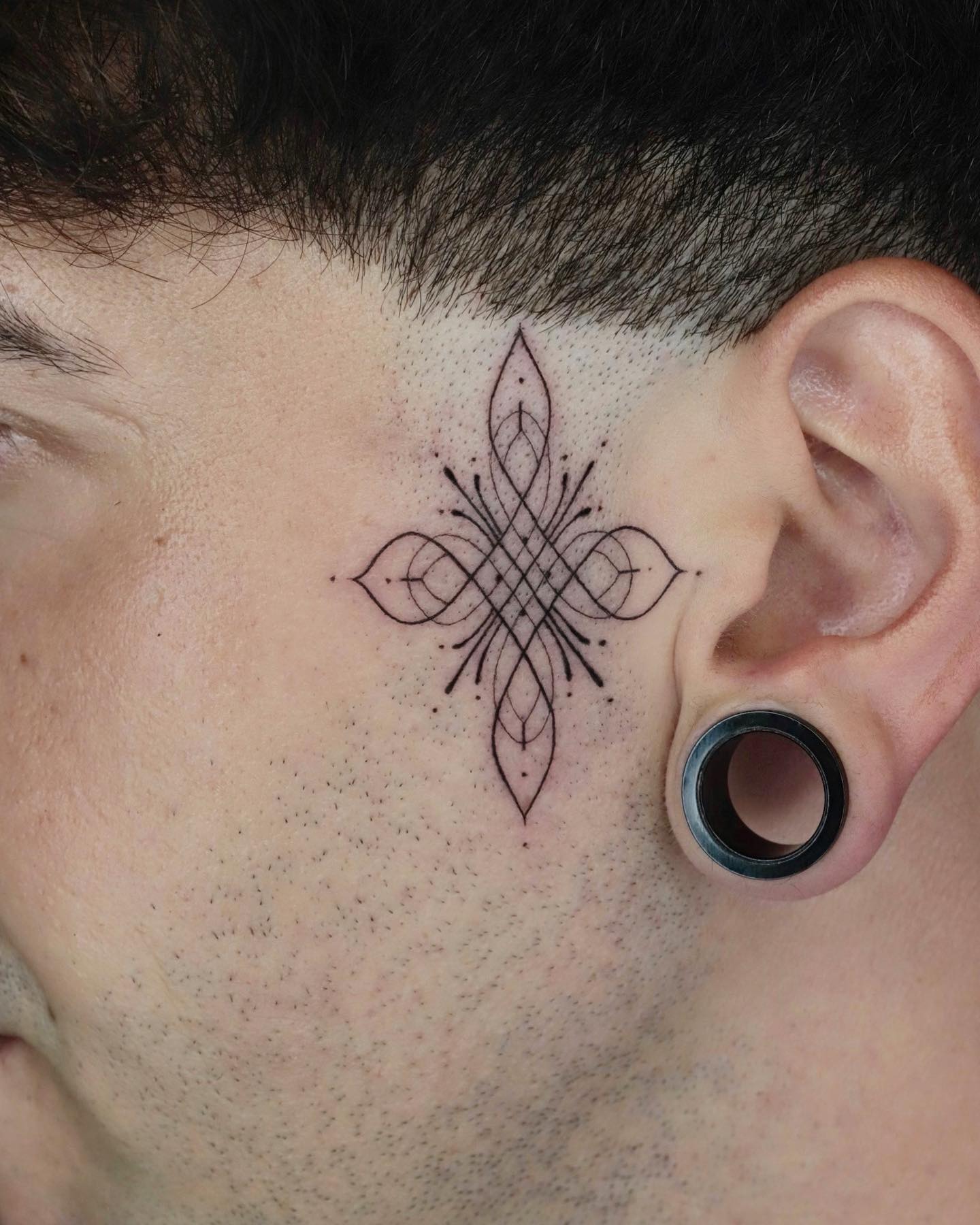 Tatuaje de rostro de flor mística.