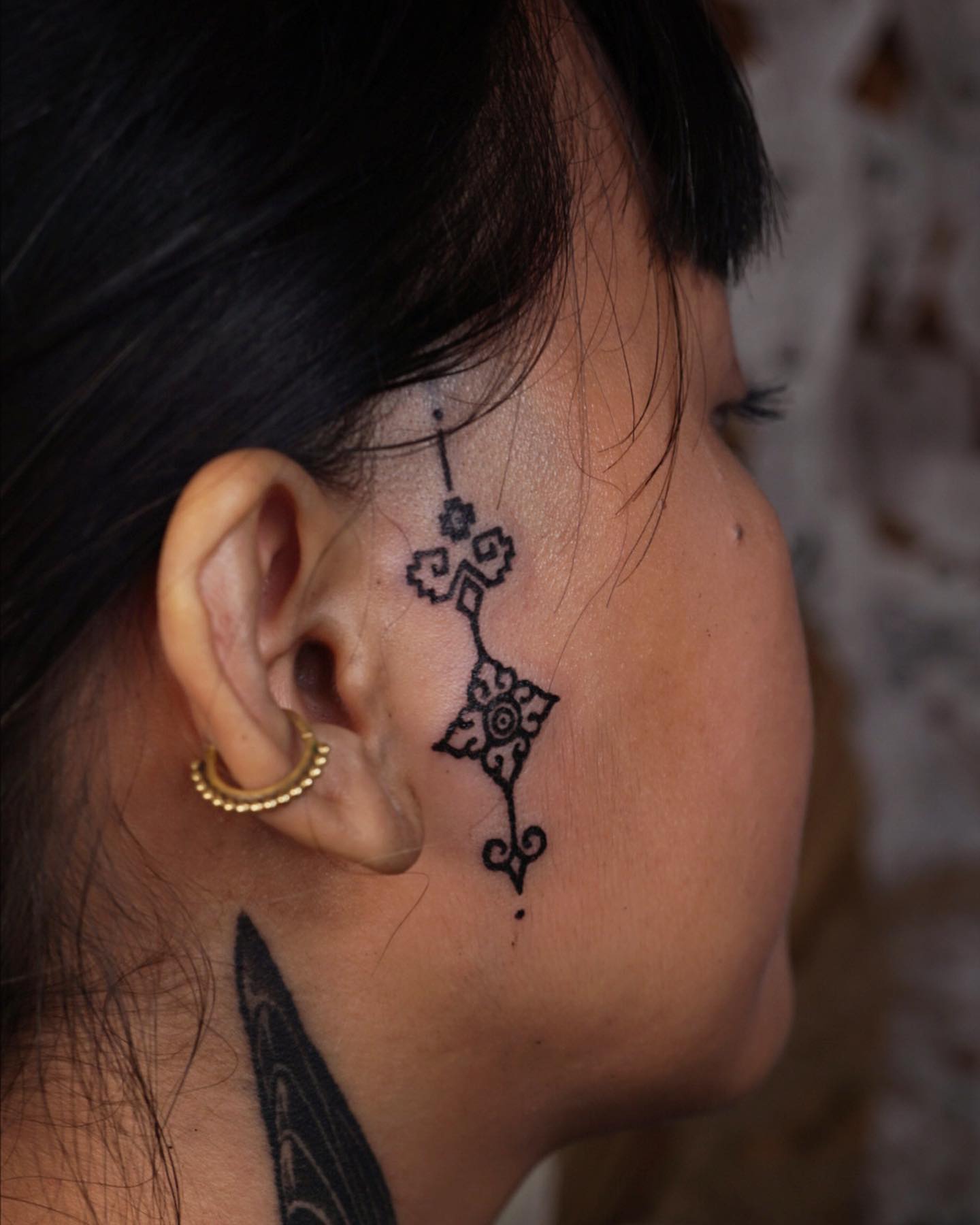 Tatuaje de rostro de flor negra