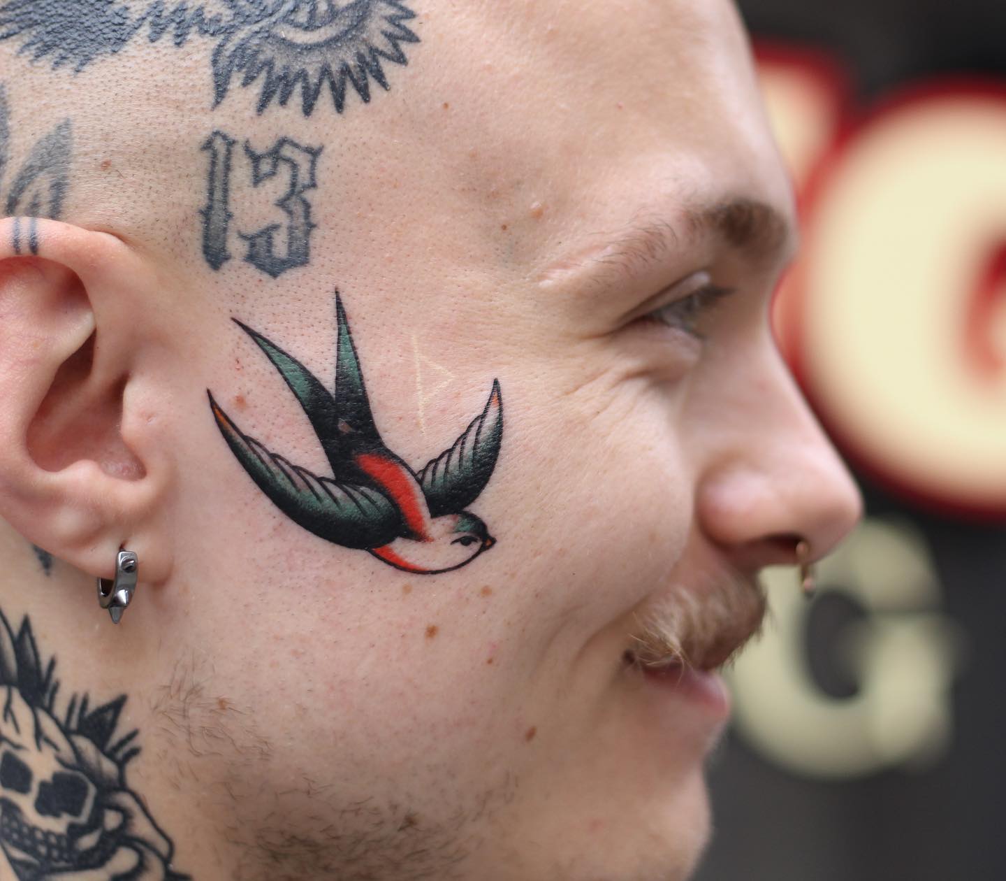 Tatuaje de rostro de pájaro