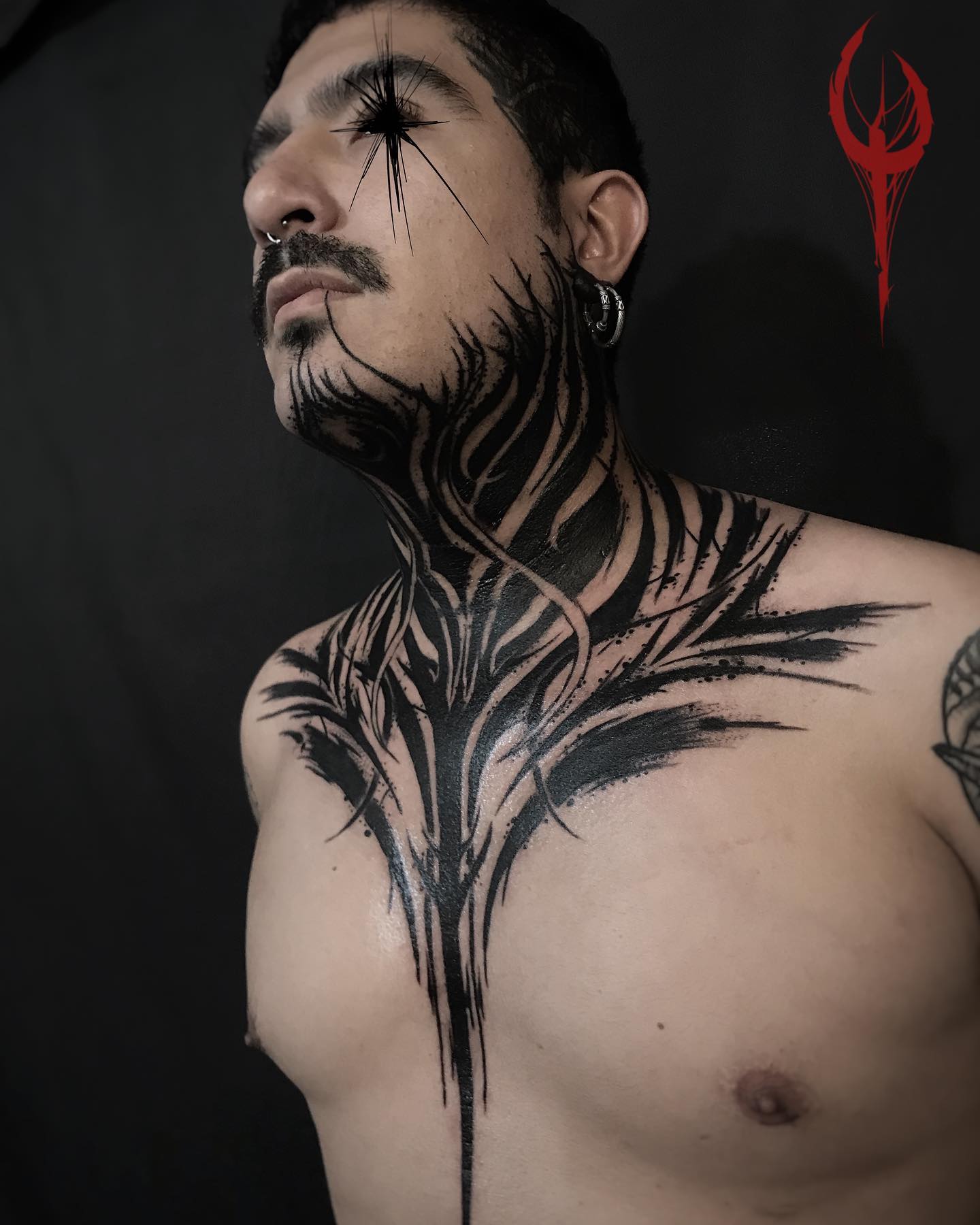 Tatuaje de rostro de sombra negra