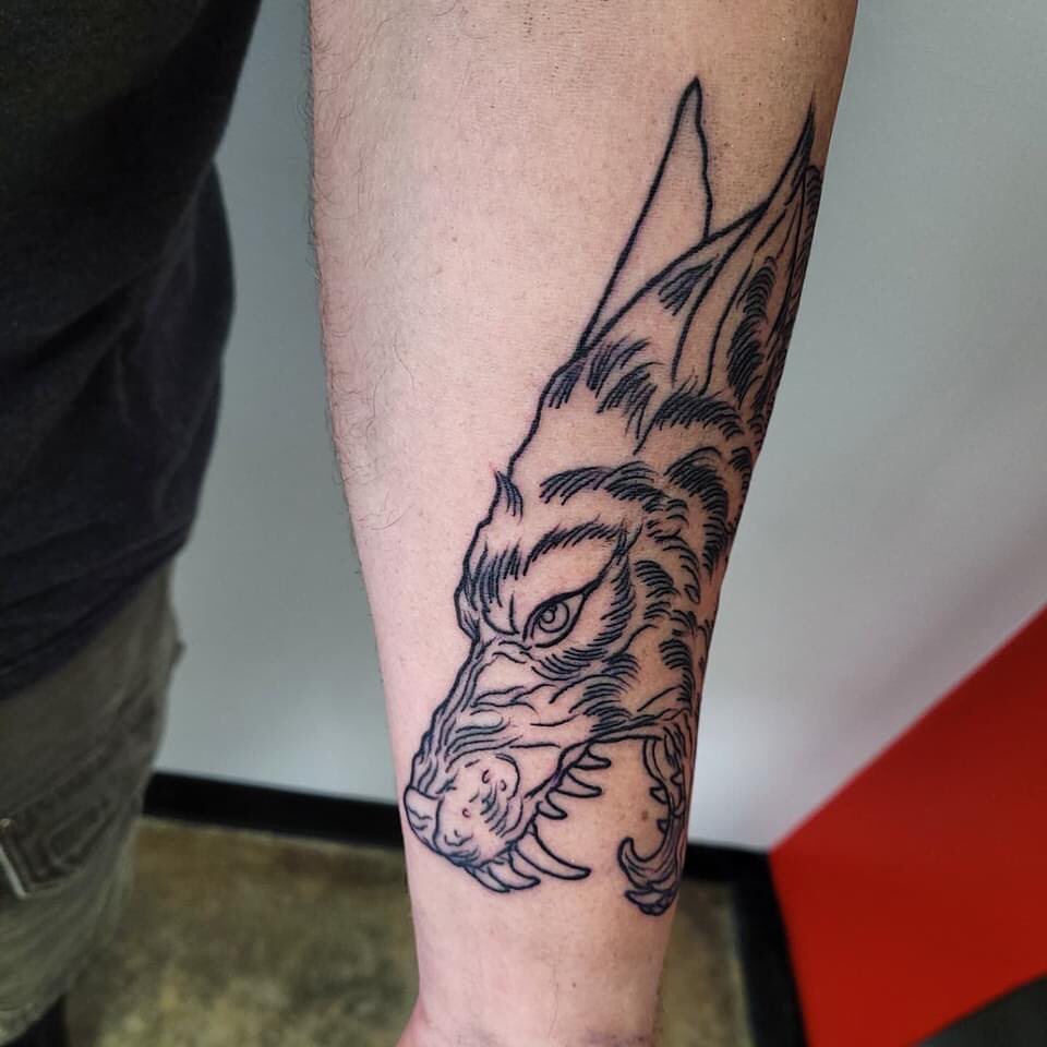 Tatuaje detallado del Fenrir en el brazo