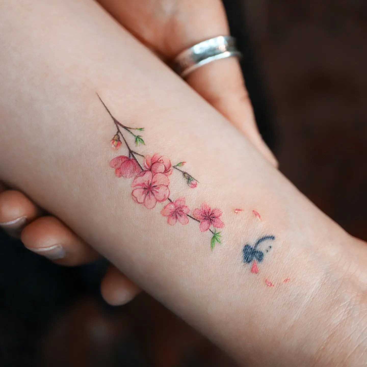 Tatuaje divertido de flor de cerezo