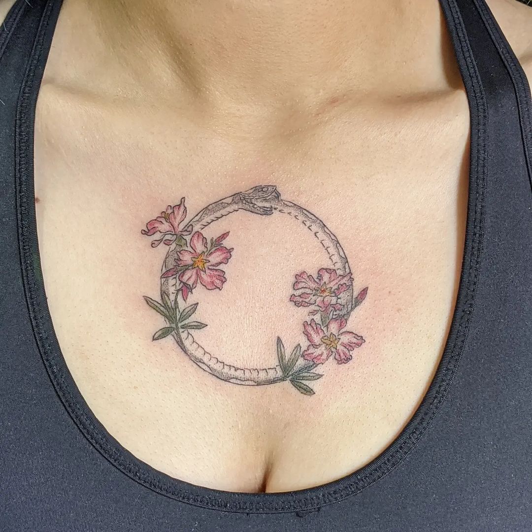 Tatuaje en el pecho para mujeres Tatuaje de Ouroboros
