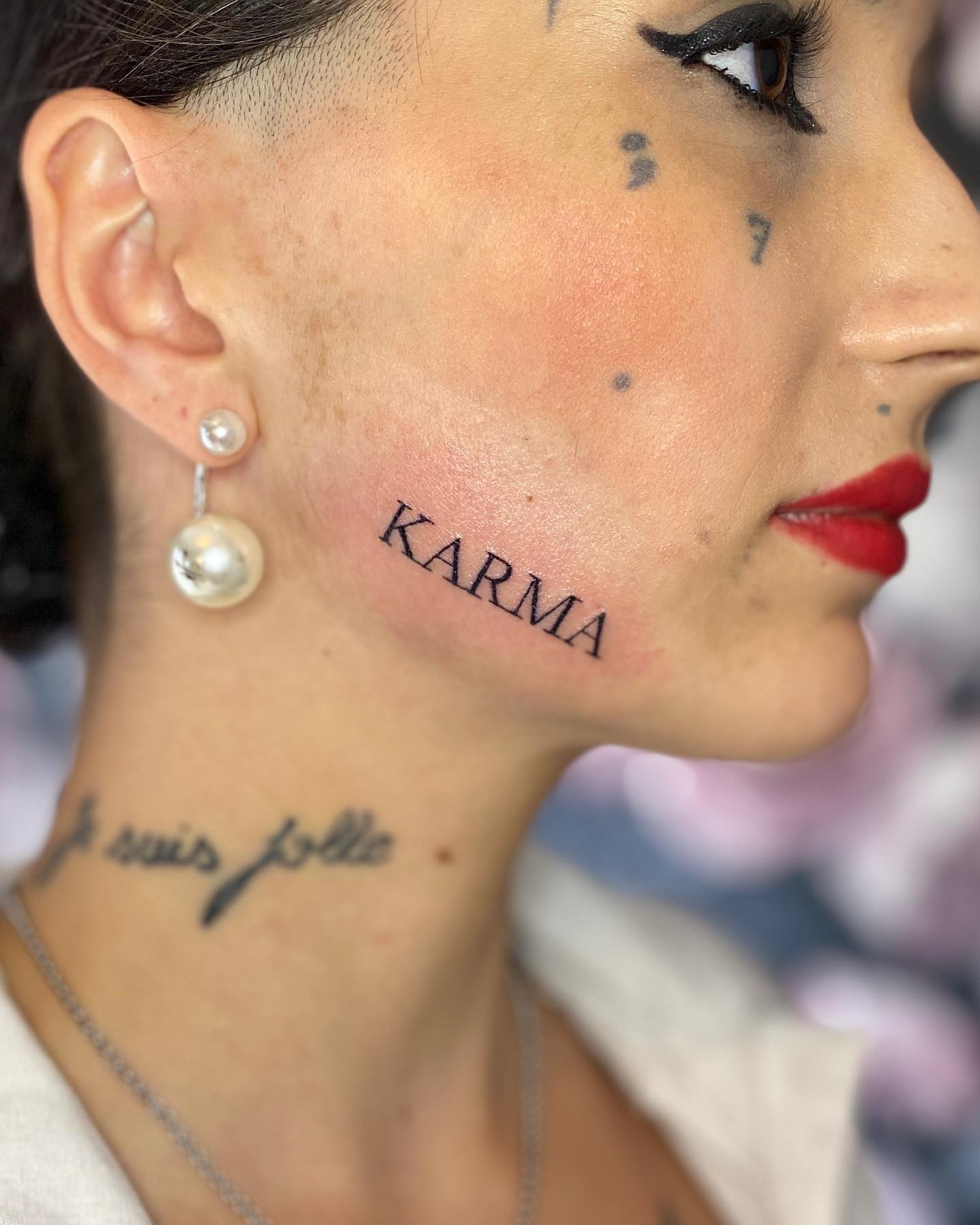 Tatuaje facial de karma