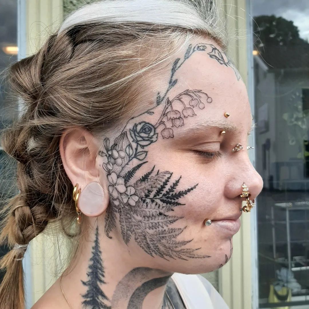 Tatuaje facial inspirado en la naturaleza