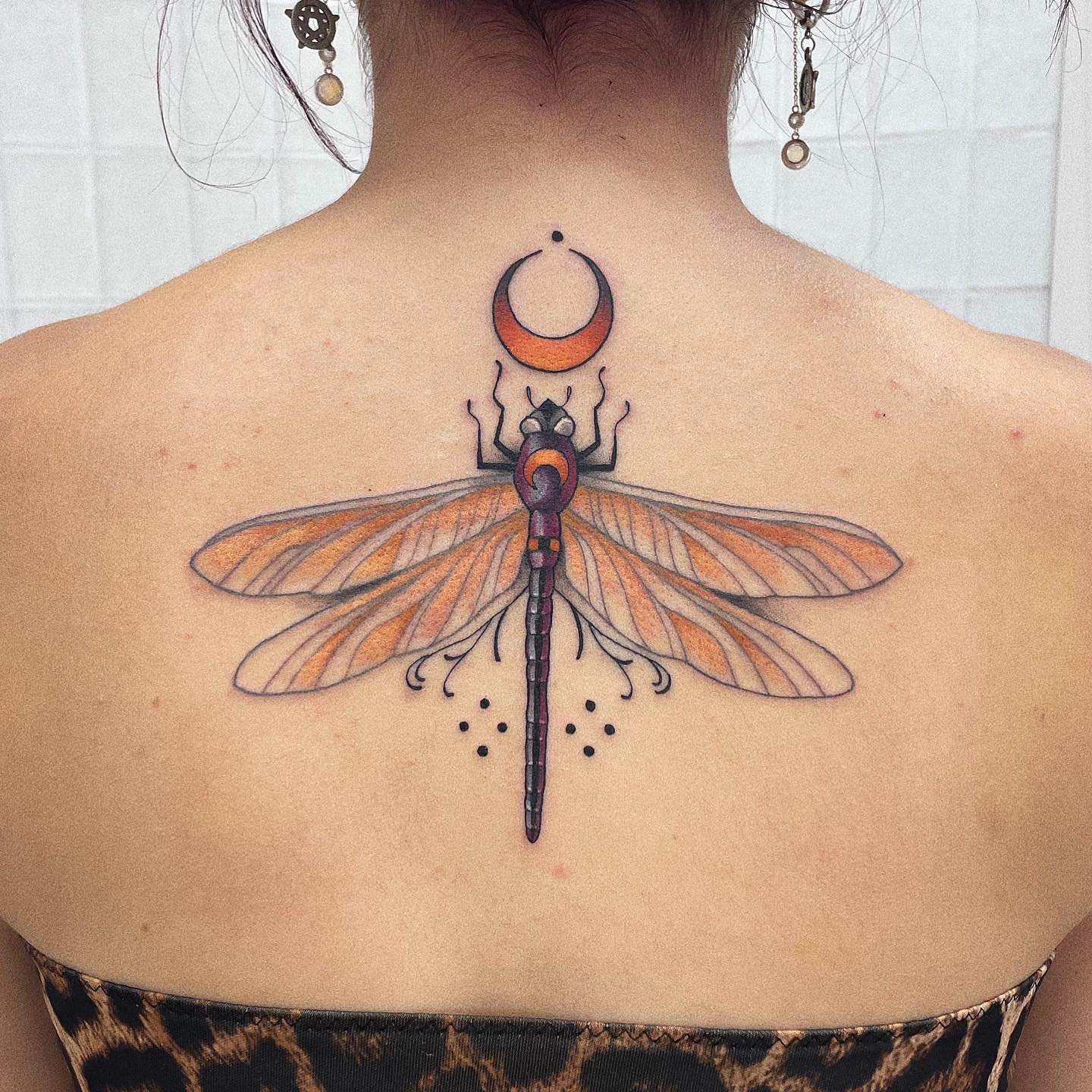 Tatuaje Genial En La Espalda De Una Libélula