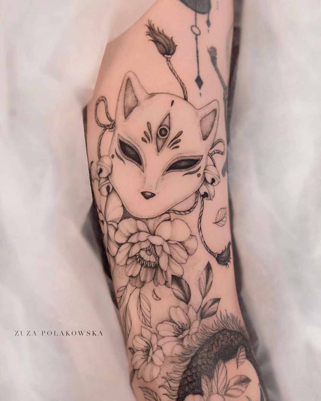 Tatuaje Kitsune artístico y lindo.