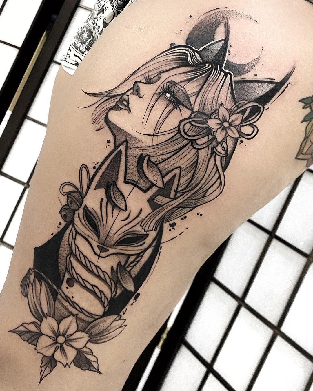 Tatuaje Kitsune Detallado de Pata con Tinta Negra