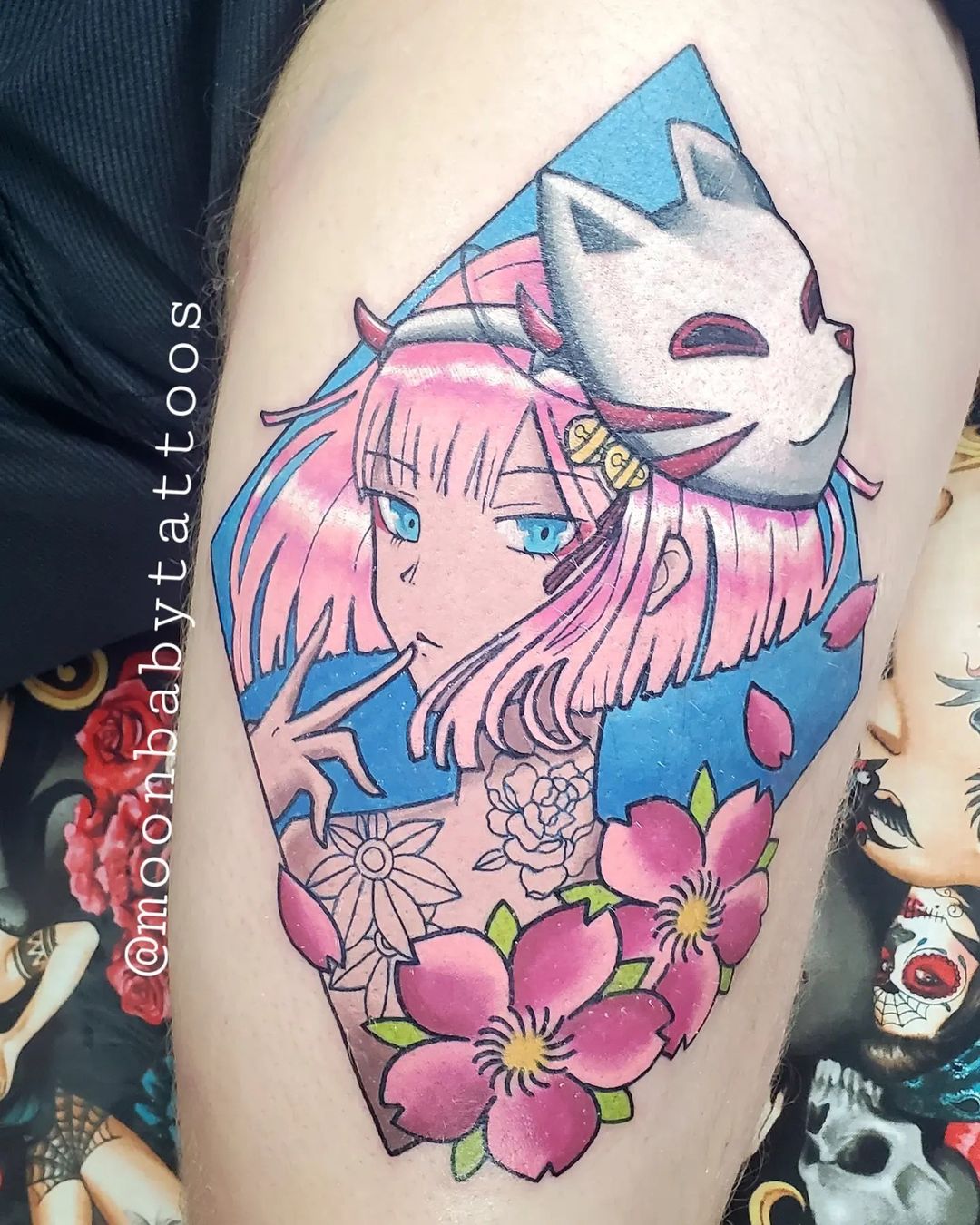 Tatuaje Kitsune Inspirado en Anime de Color Rosa Intenso