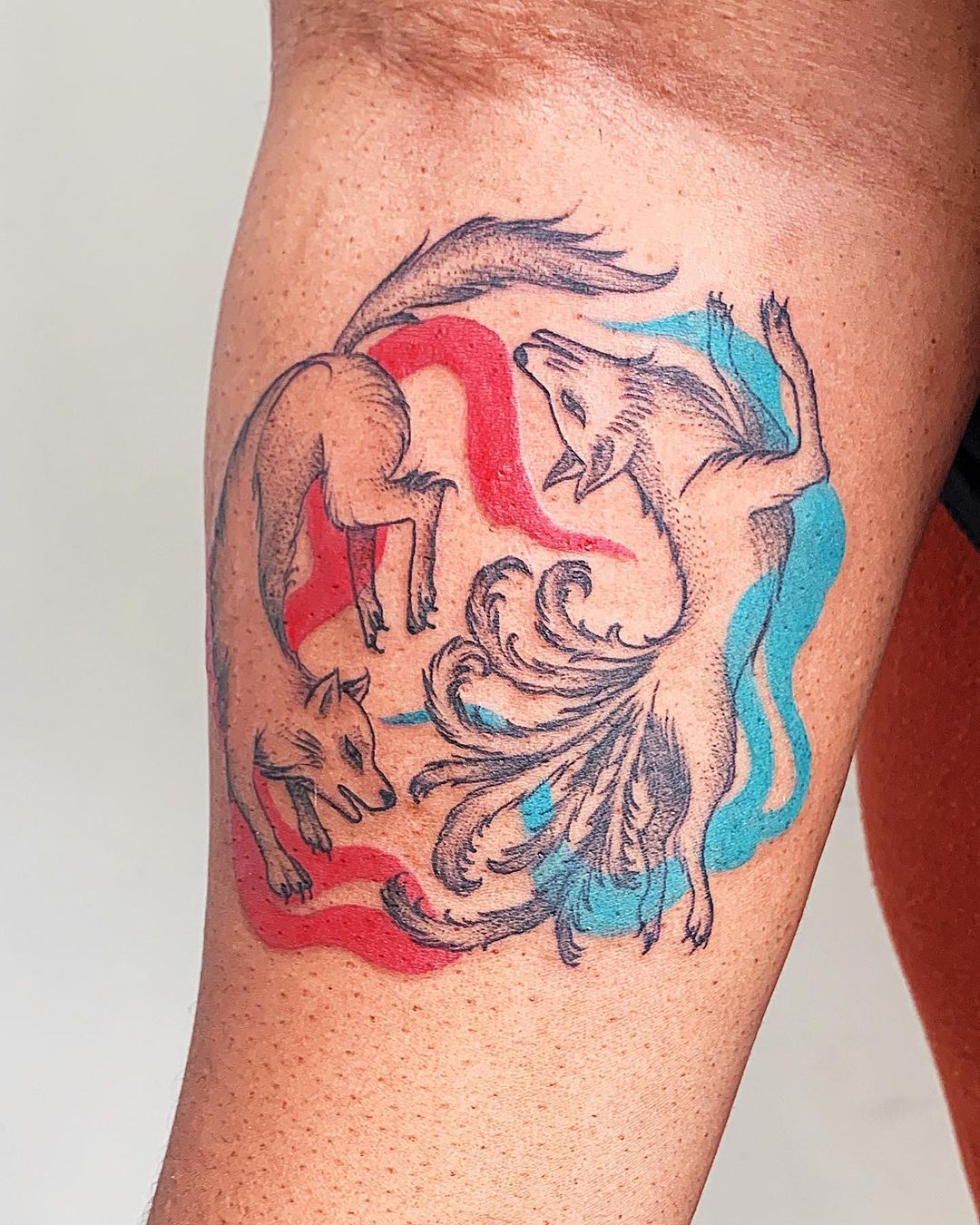 Tatuaje Kitsune Rojo Brillante y Azul