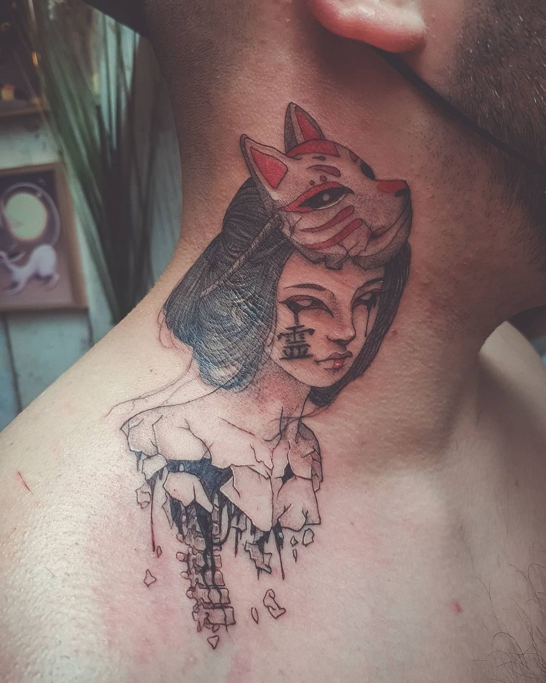 Tatuaje Kitsune rosa en el hombro