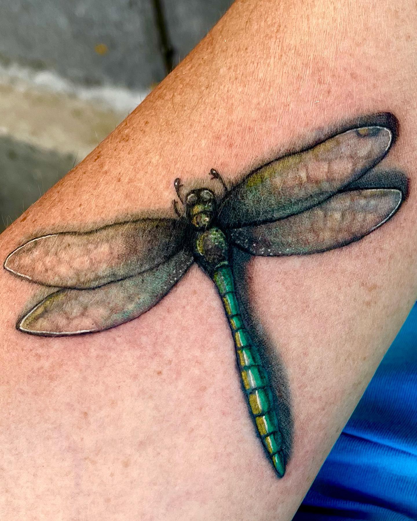Tatuaje realista de libélula