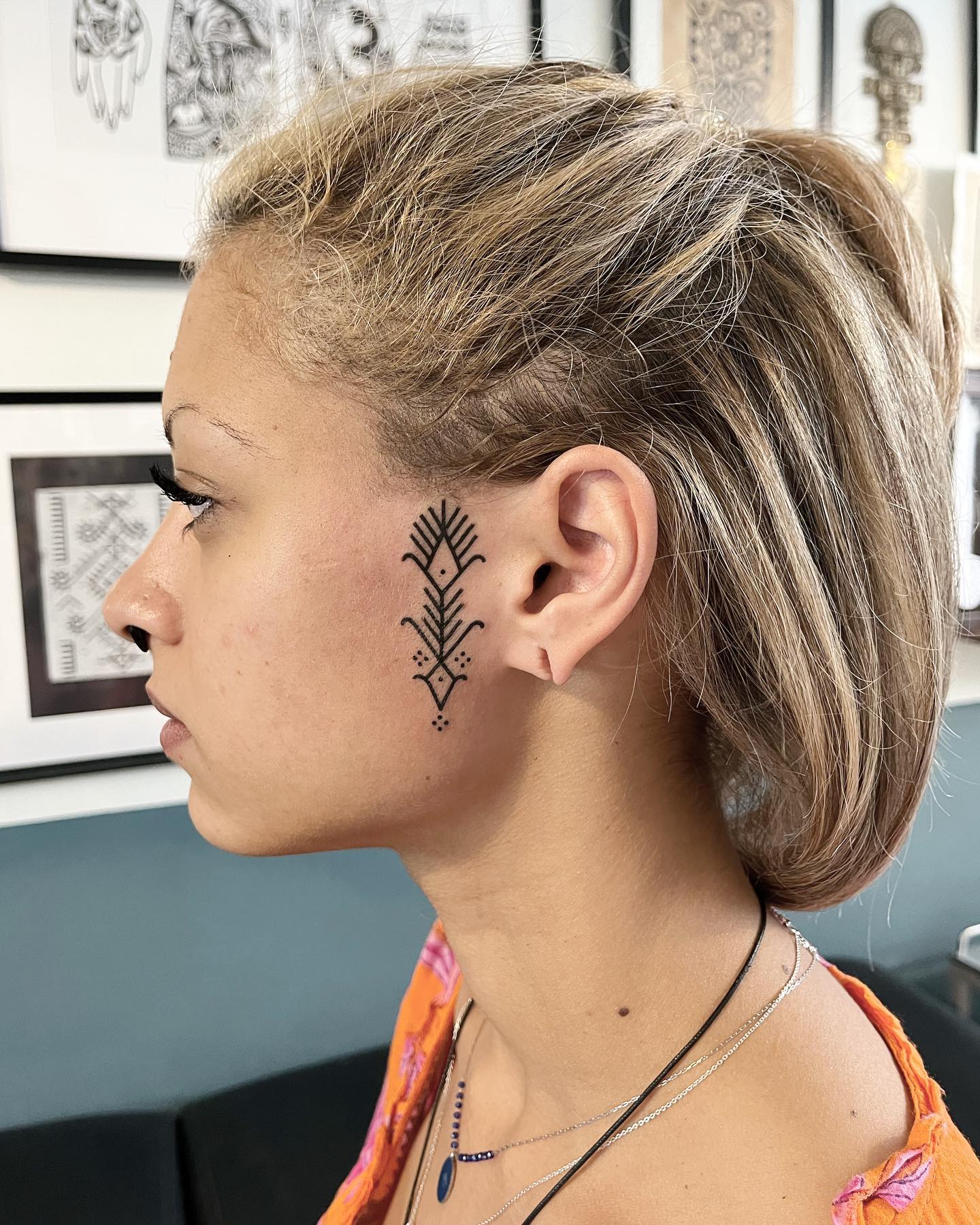 Tatuaje Retro en la Cara para Mujeres