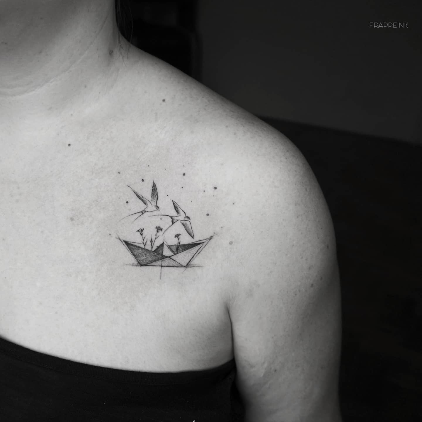 Barco de papel y Tatuaje de Flor de Clavel