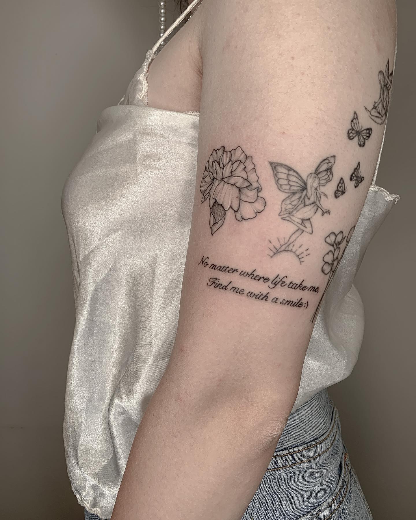 Cita y tatuaje de flor de clavel.