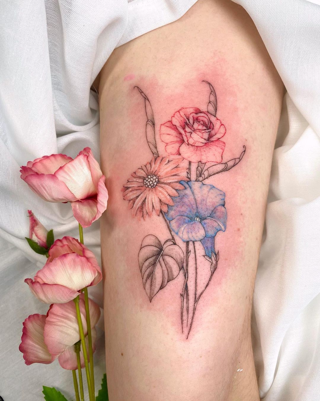 Contorno de tatuaje de flor de aster