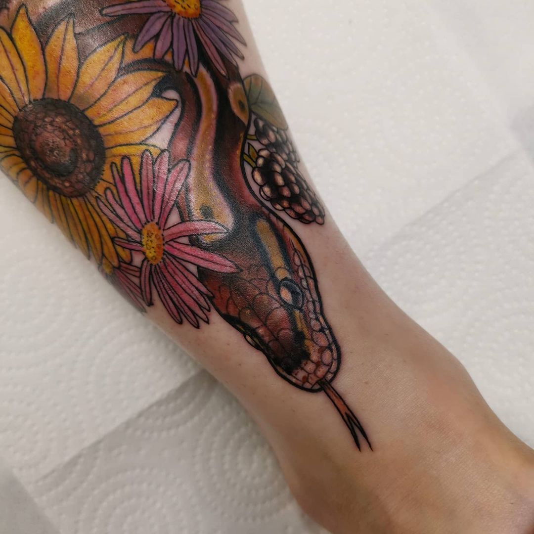Diseño único de tatuaje de flor de aster.