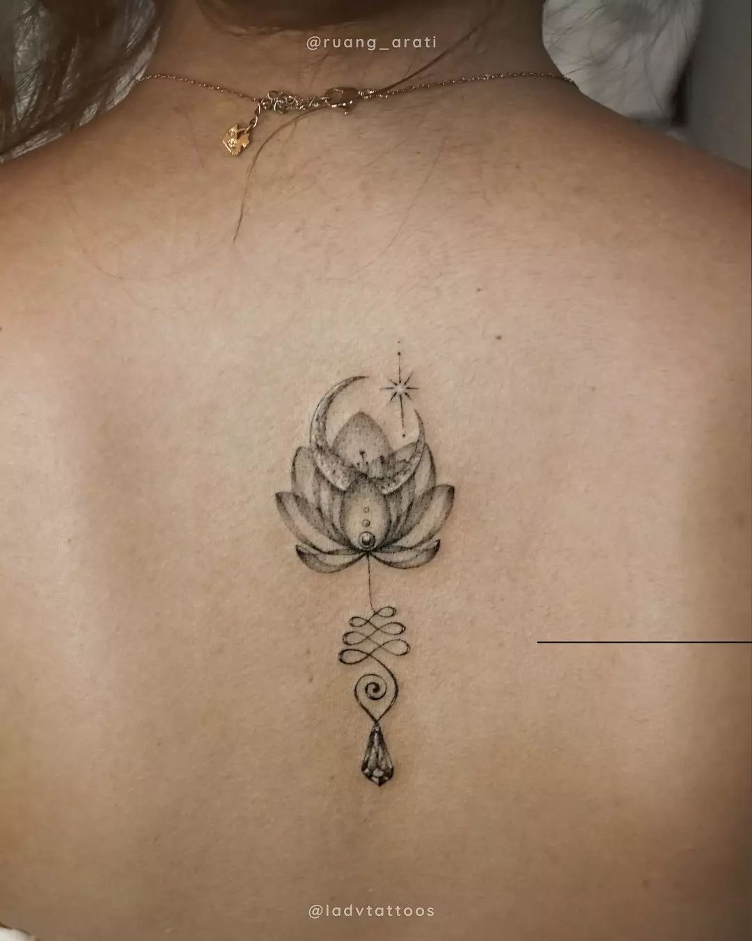 El símbolo Unalome con flor de loto.