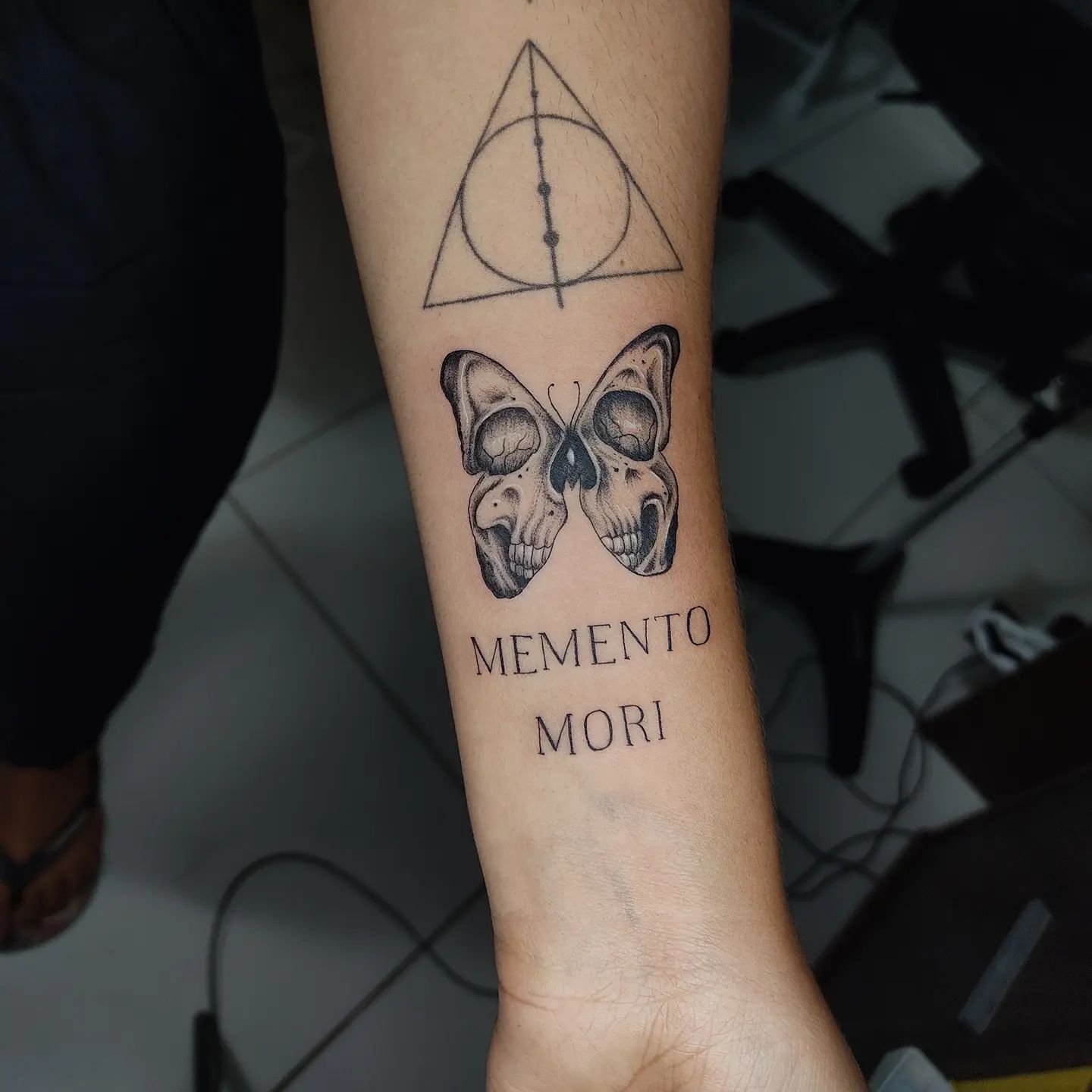 Idea de tatuaje Memento Mori en el brazo