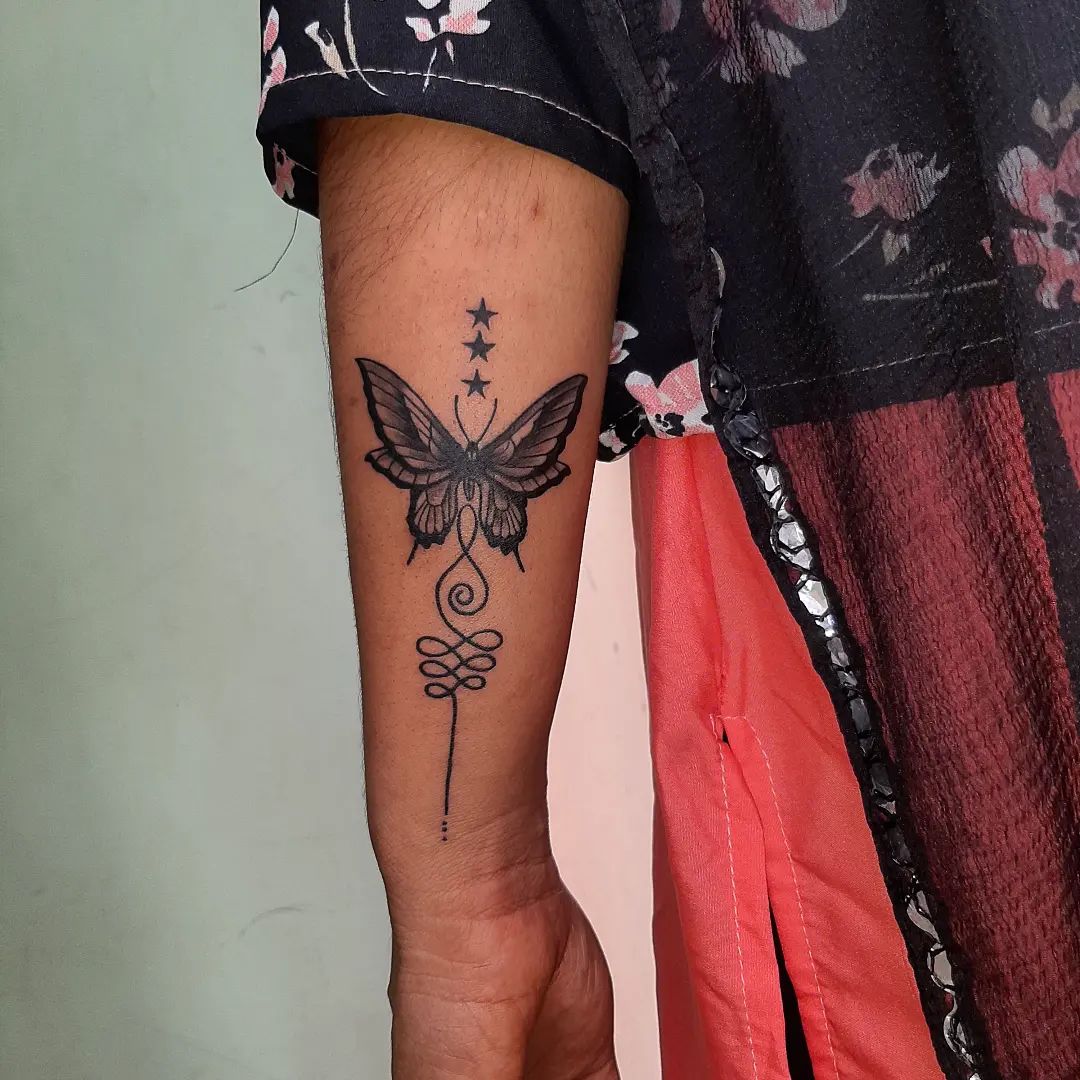 Mariposa tatuaje Unalome