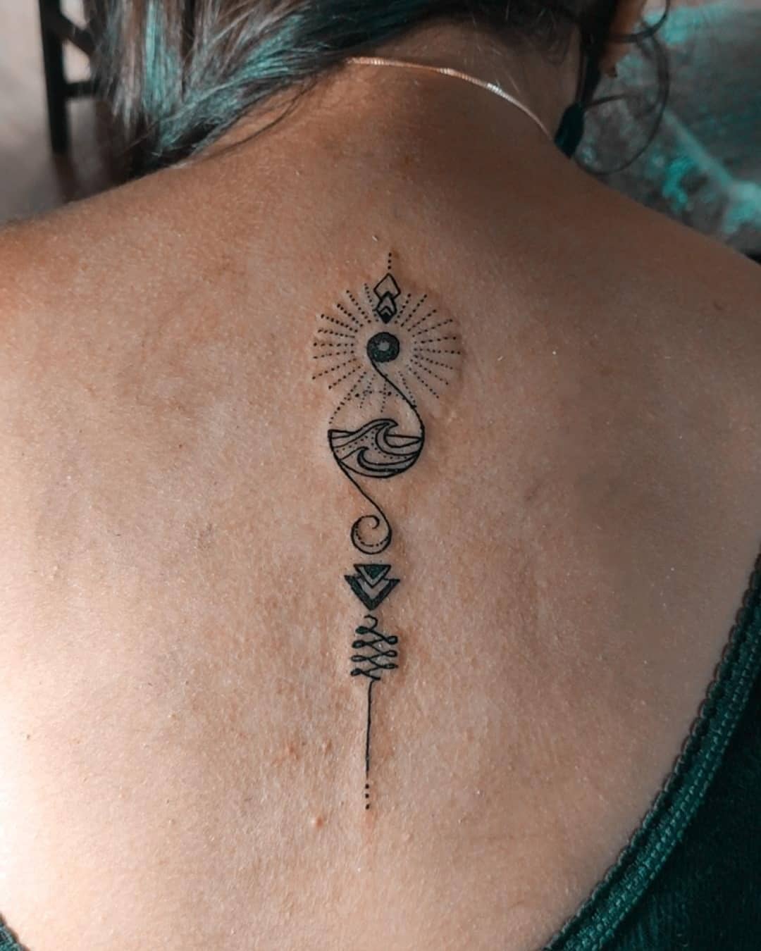 Sol y olas Tatuaje Unalome