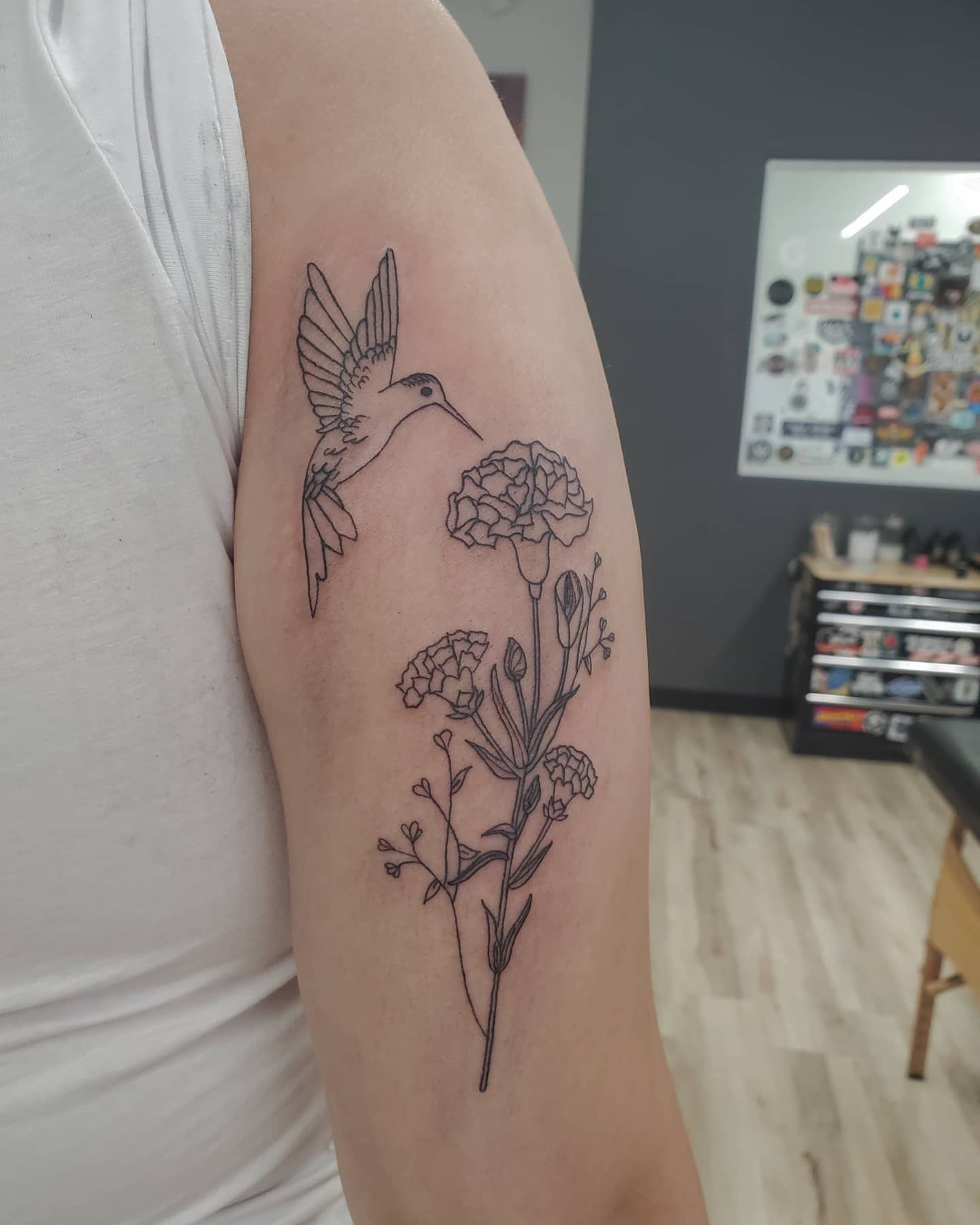 Tatuaje de Colibrí y Flor de Clavel