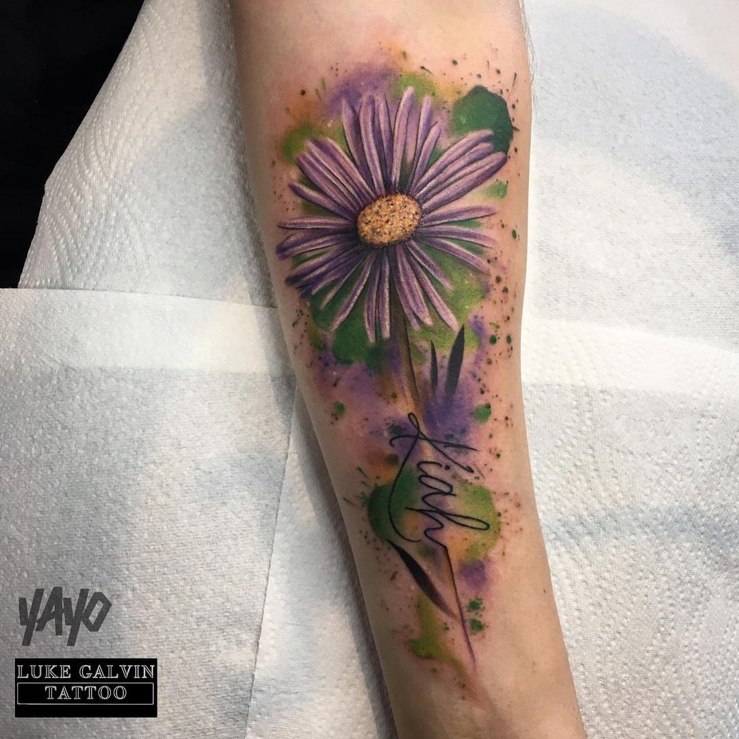 Tatuaje de flor de áster morado