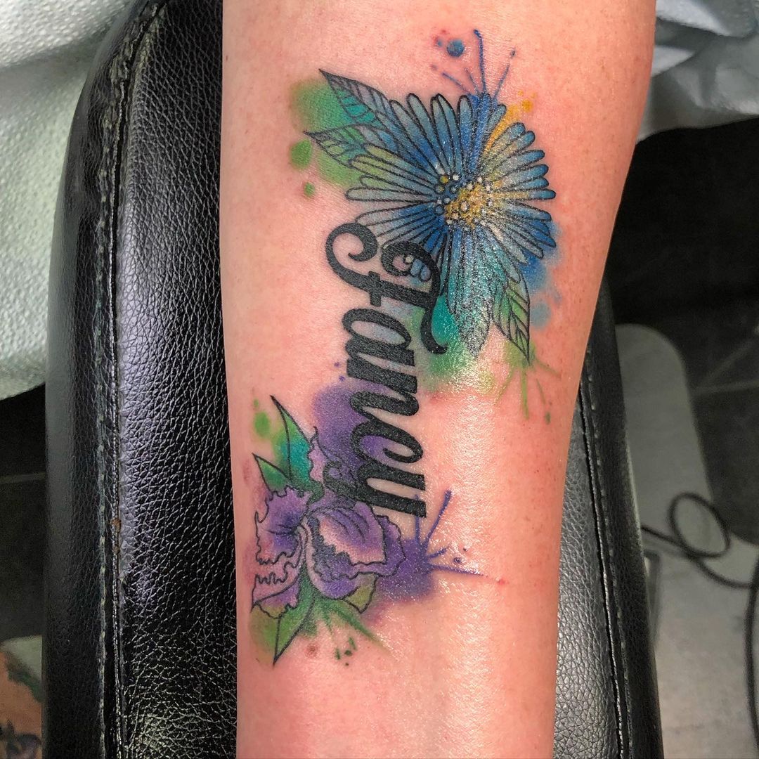 Tatuaje de flor de astromelia con un nombre