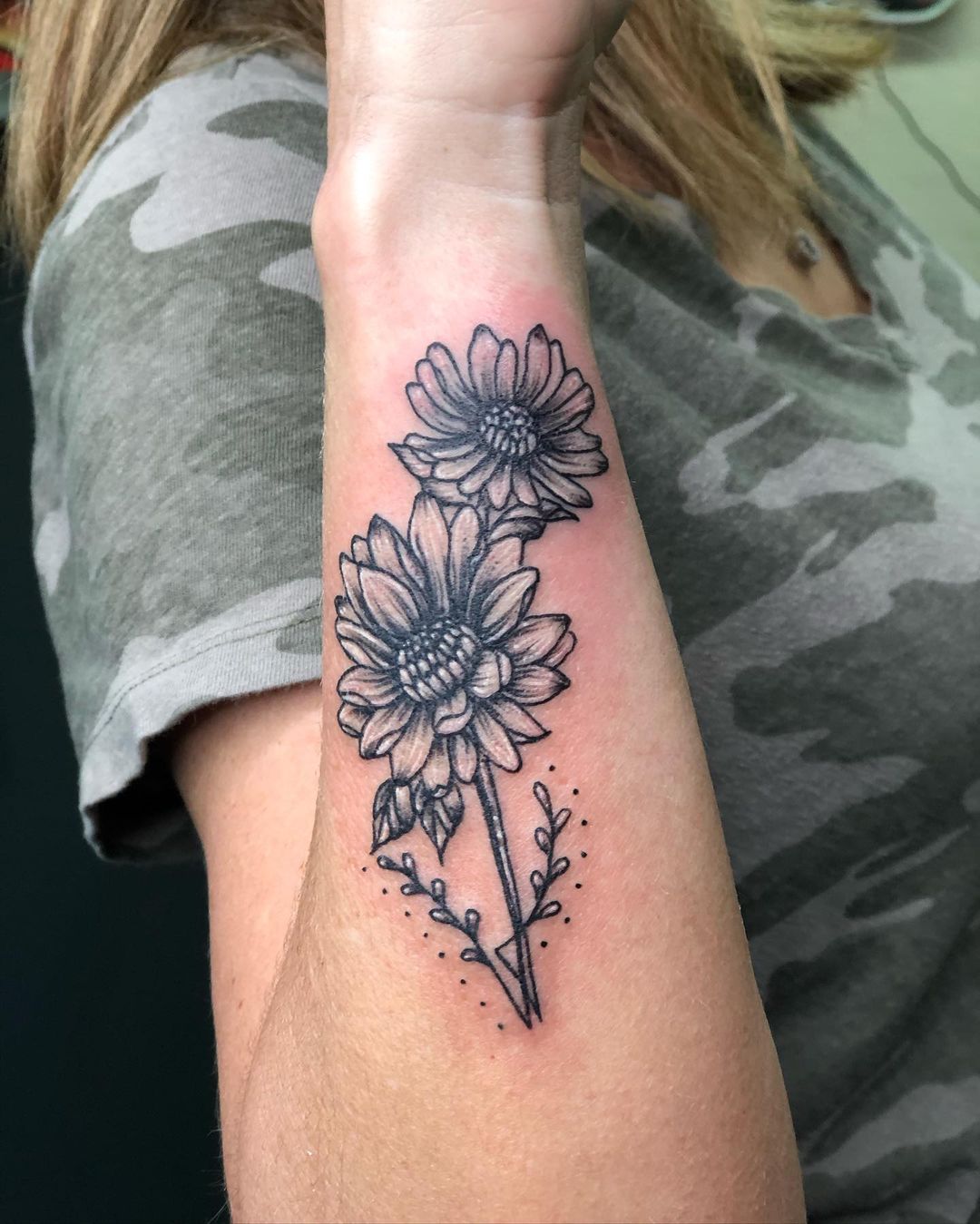 Tatuaje de flor de astromelia para mujeres
