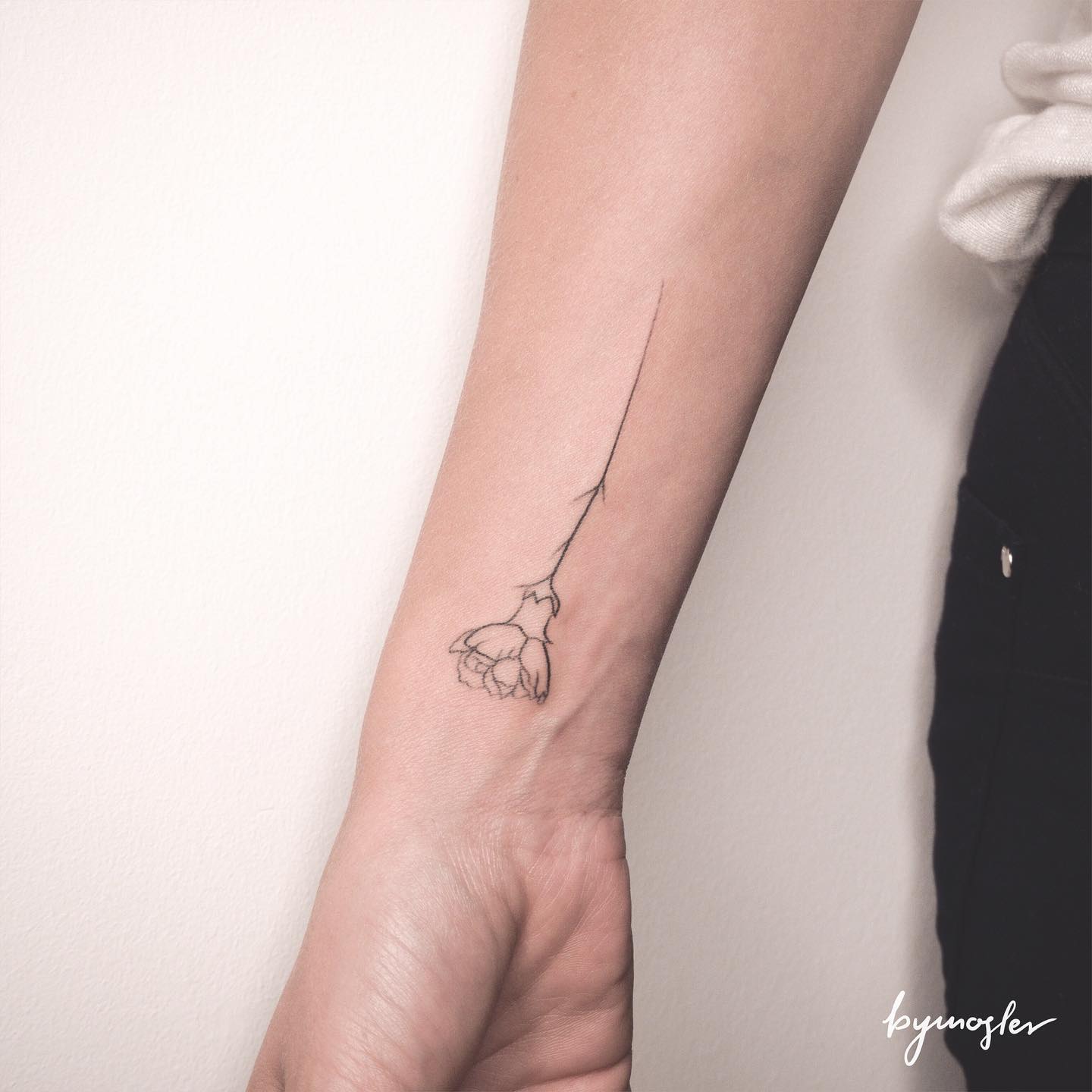 Tatuaje de flor de clavel de línea.