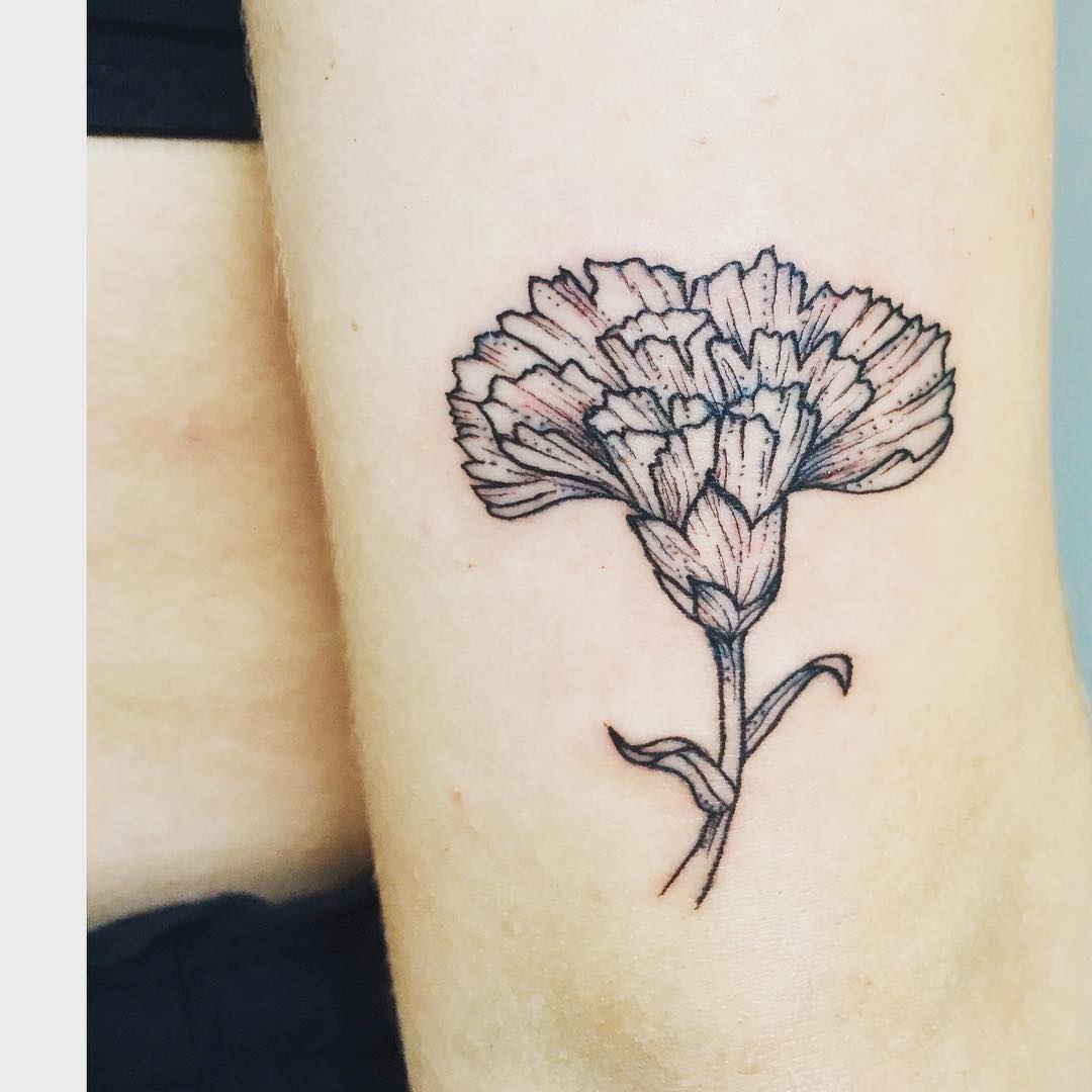 Tatuaje de flor de clavel de trabajo en negro