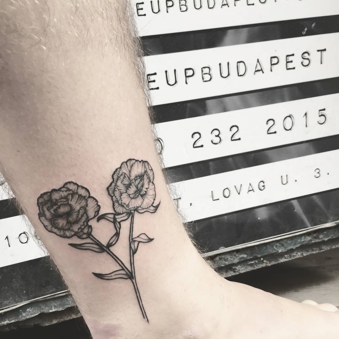 Tatuaje de Flor de Clavel en el Tobillo