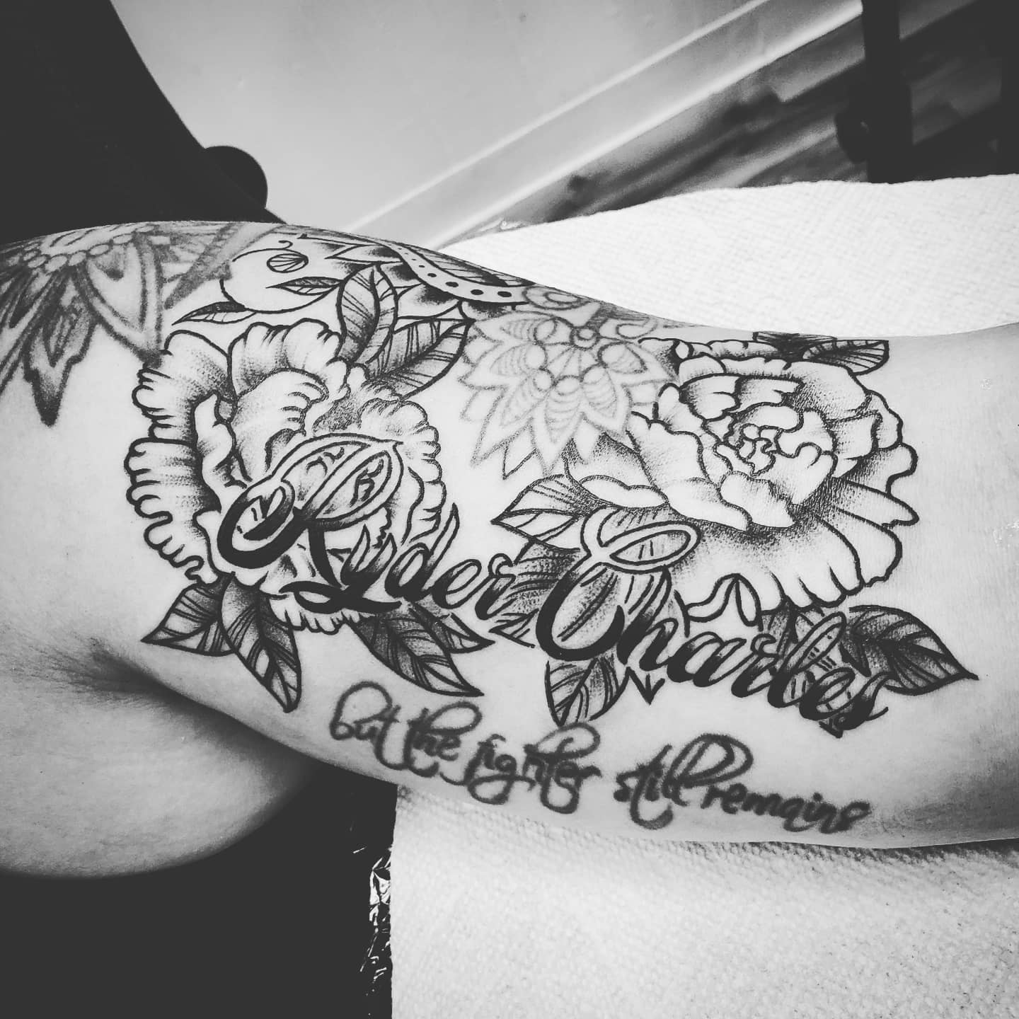 Tatuaje de Flor de Clavel en todo el Brazo